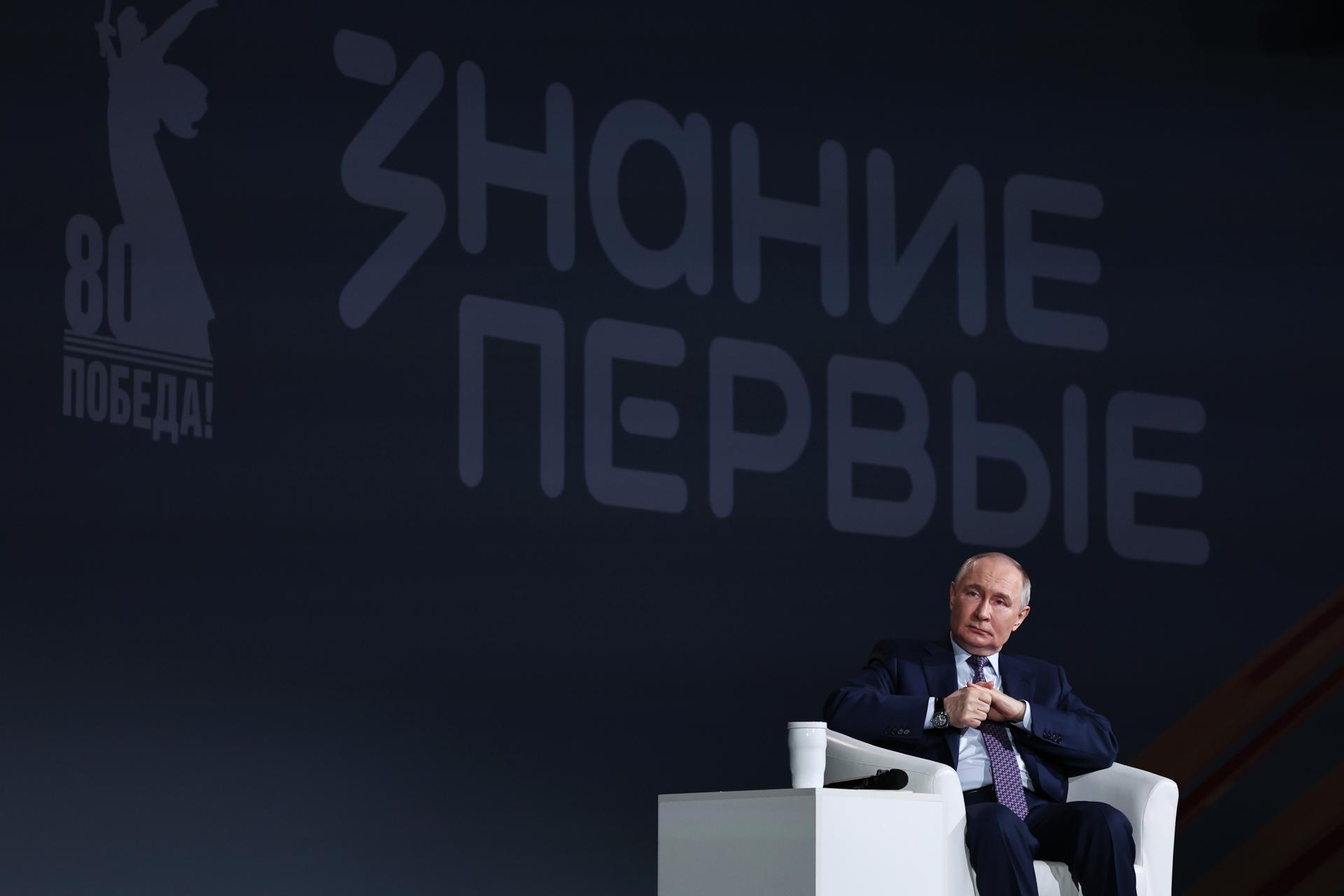 El presidente ruso, Vladímir Putin, asiste a una reunión con participantes del maratón educativo Znaniye.Pervye (Conocimiento: Los Primeros) en el Museo de la Victoria en Poklonnaya Gora en Moscú, Rusia, el 30 de abril de 2025. (Maratón, Rusia, Moscú) EFE/EPA/ALEXANDER KAZAKOV/SPUTNIK/KREMLIN POOL
```