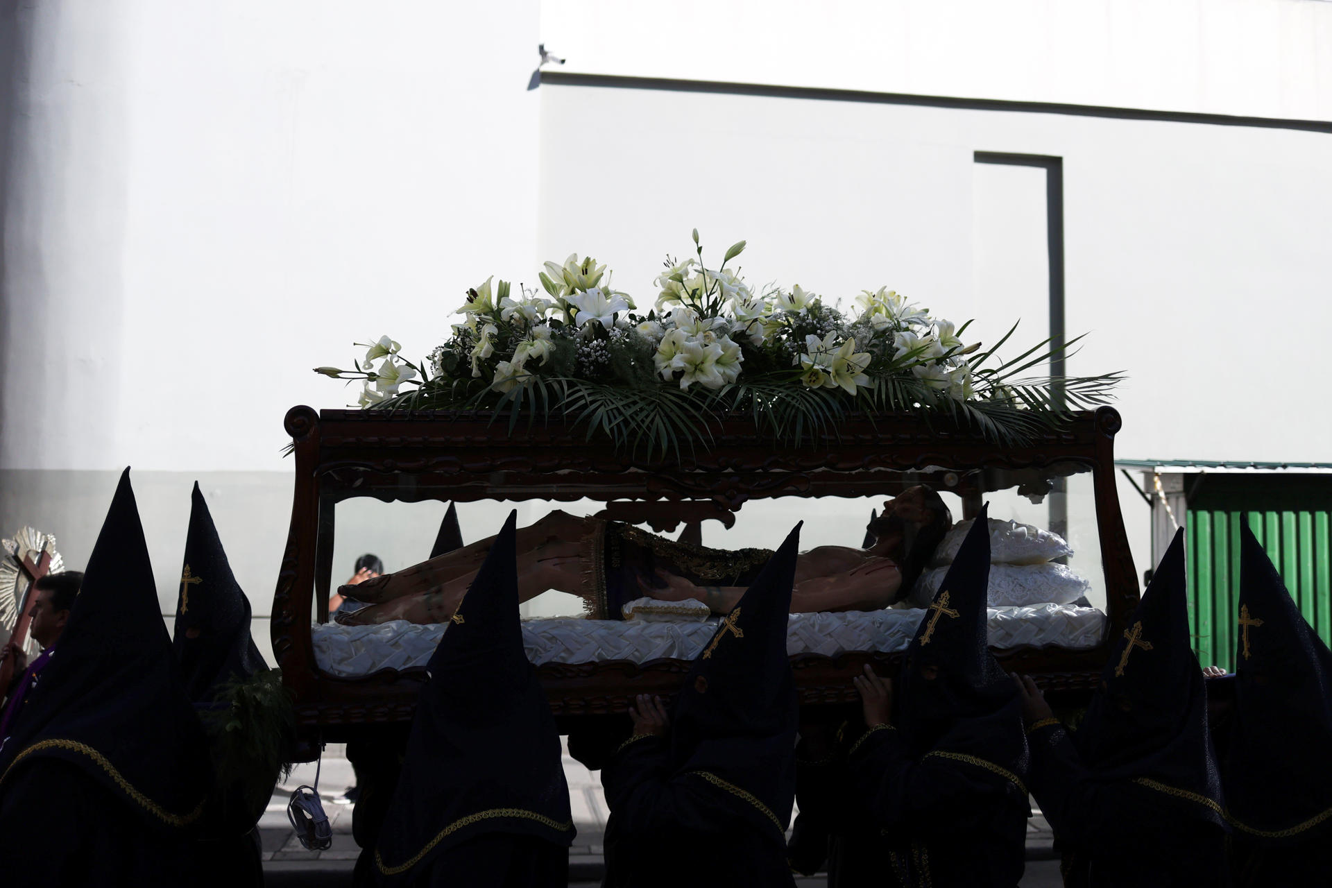 Penitentes católicos sostienen el Santo Sepulcro, durante una procesión de Viernes Santo, este 18 de abril, en La Paz (Bolivia). EFE/Luis Gandarillas