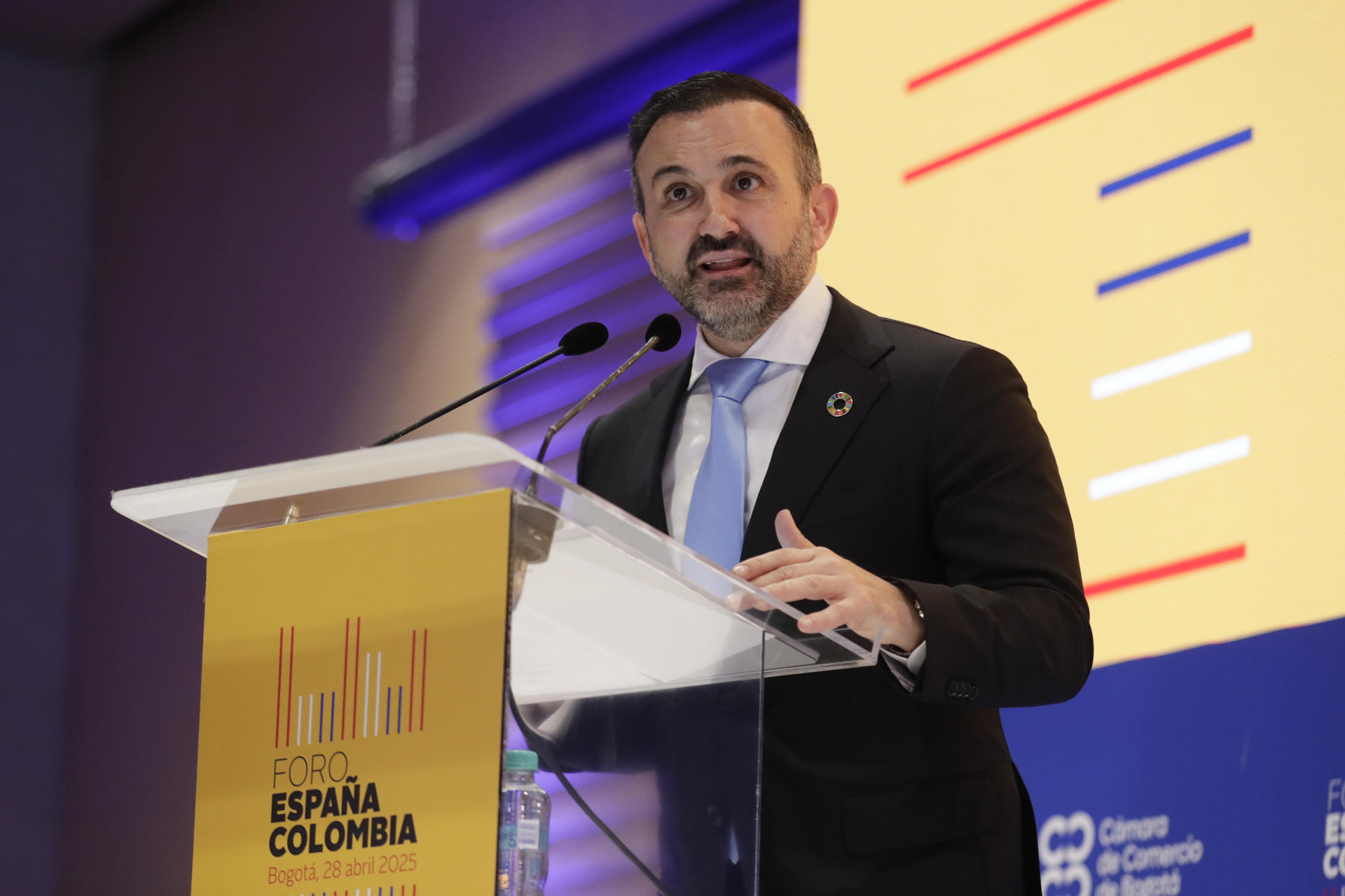 El embajador de España en Colombia, Santiago Jiménez, durante el primer foro España-Colombia este lunes, 28 de abril, en Bogotá (Colombia). EFE/Carlos Ortega