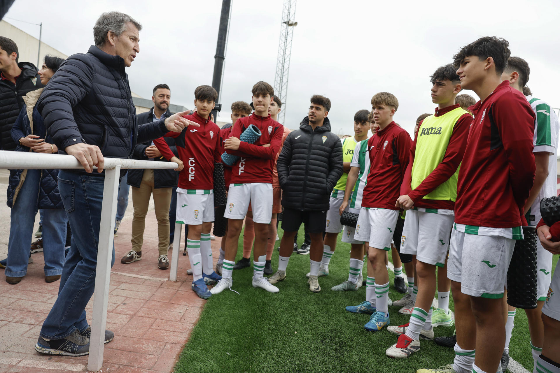 El presidente del PP, Alberto Núñez Feijóo, ha asistido a un partido de fútbol de categoría infantil disputado este lunes en el Campo de Las Veredillas de la localidad madrileña de Torrejón. EFE/ Juan Carlos Hidalgo