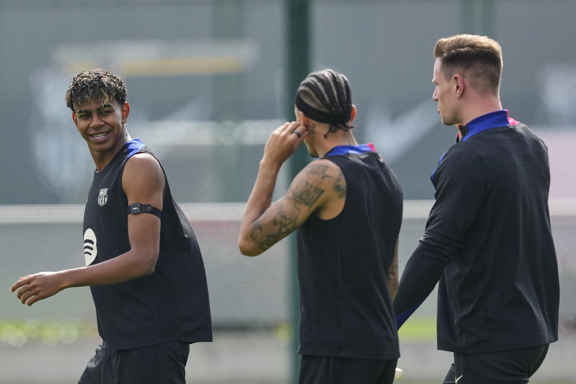 Los jugadores del FC Barcelona Lamine Yamal (i), Rafael Dias 'Raphinha' y Marc-André ter Stegen durante el entrenamiento que el equipo barcelonista ha realizado este viernes. EFE/Alejandro García