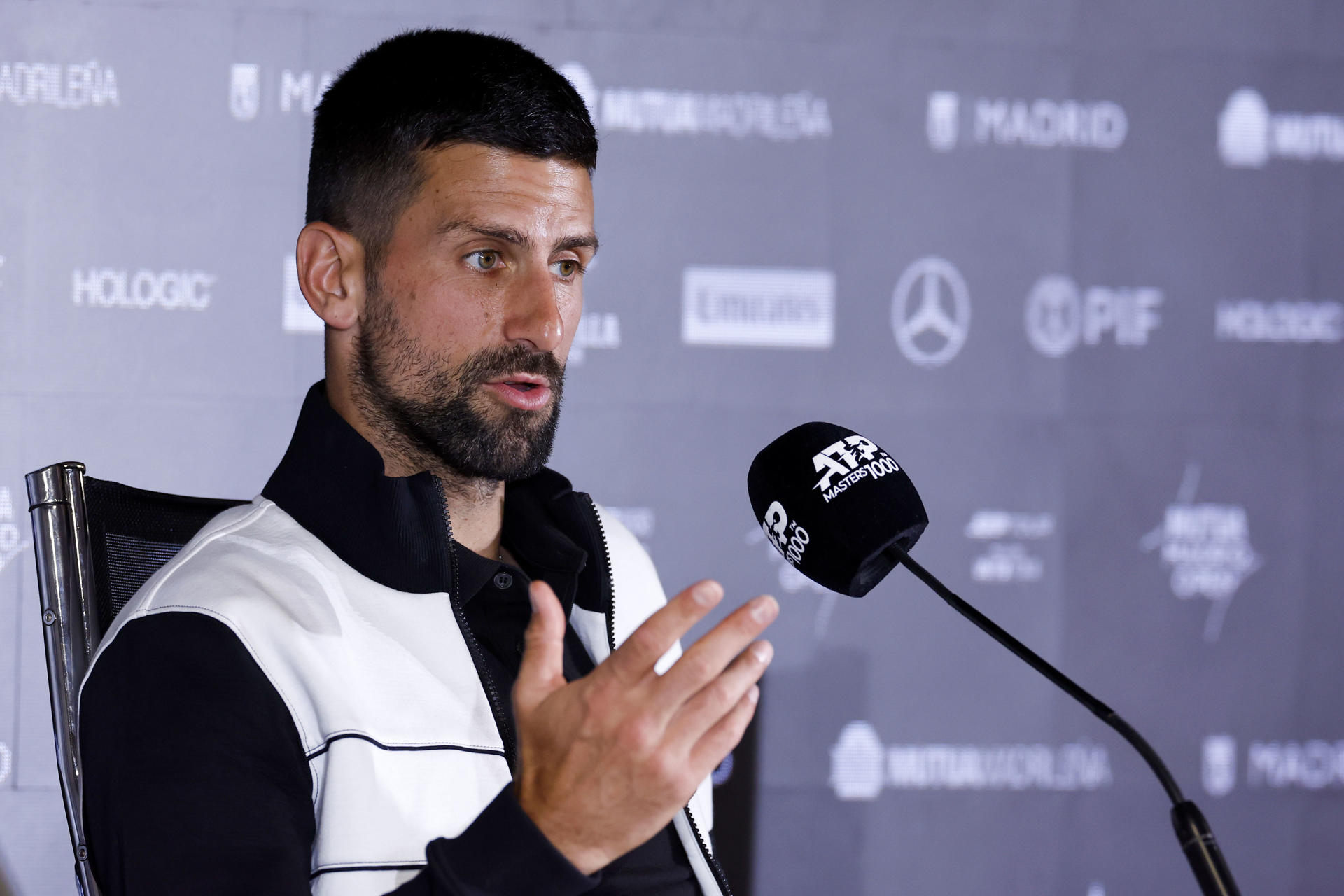 El tenista serbio Novak Djokovic ofrece una rueda de prensa durante el Madrid Open que se disputa en la Caja Mágica de la capital de España. EFE/Chema Moya