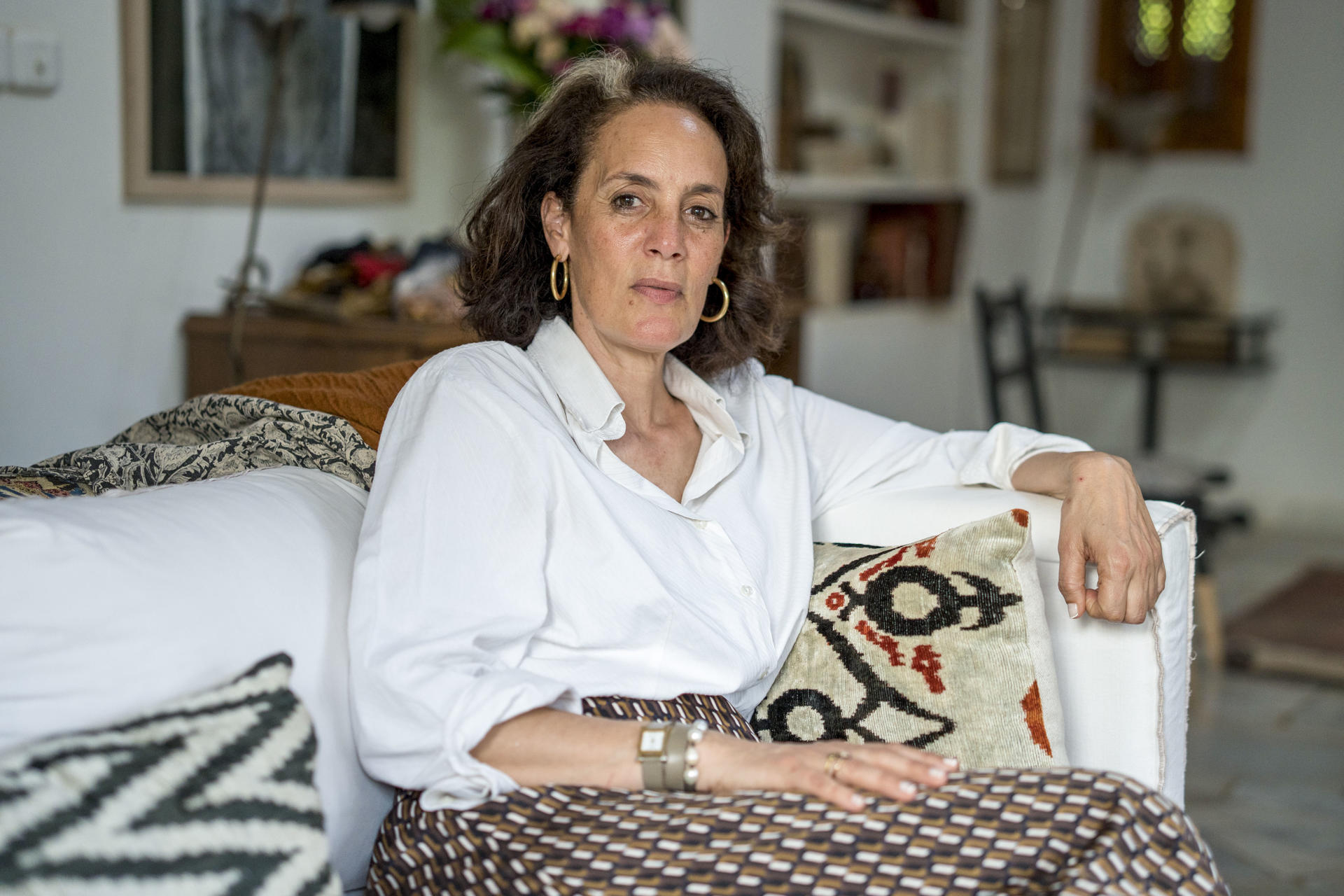 Khadija Turki, mujer de Khayman Turki, hijo de exiliada española y condenado a 48 años de prisión en el macrojuicio contra opositores tunecinos acusados de "complot contra el Estado", durante una entrevista con la Agencia EFE. EFE/Severine Sajous