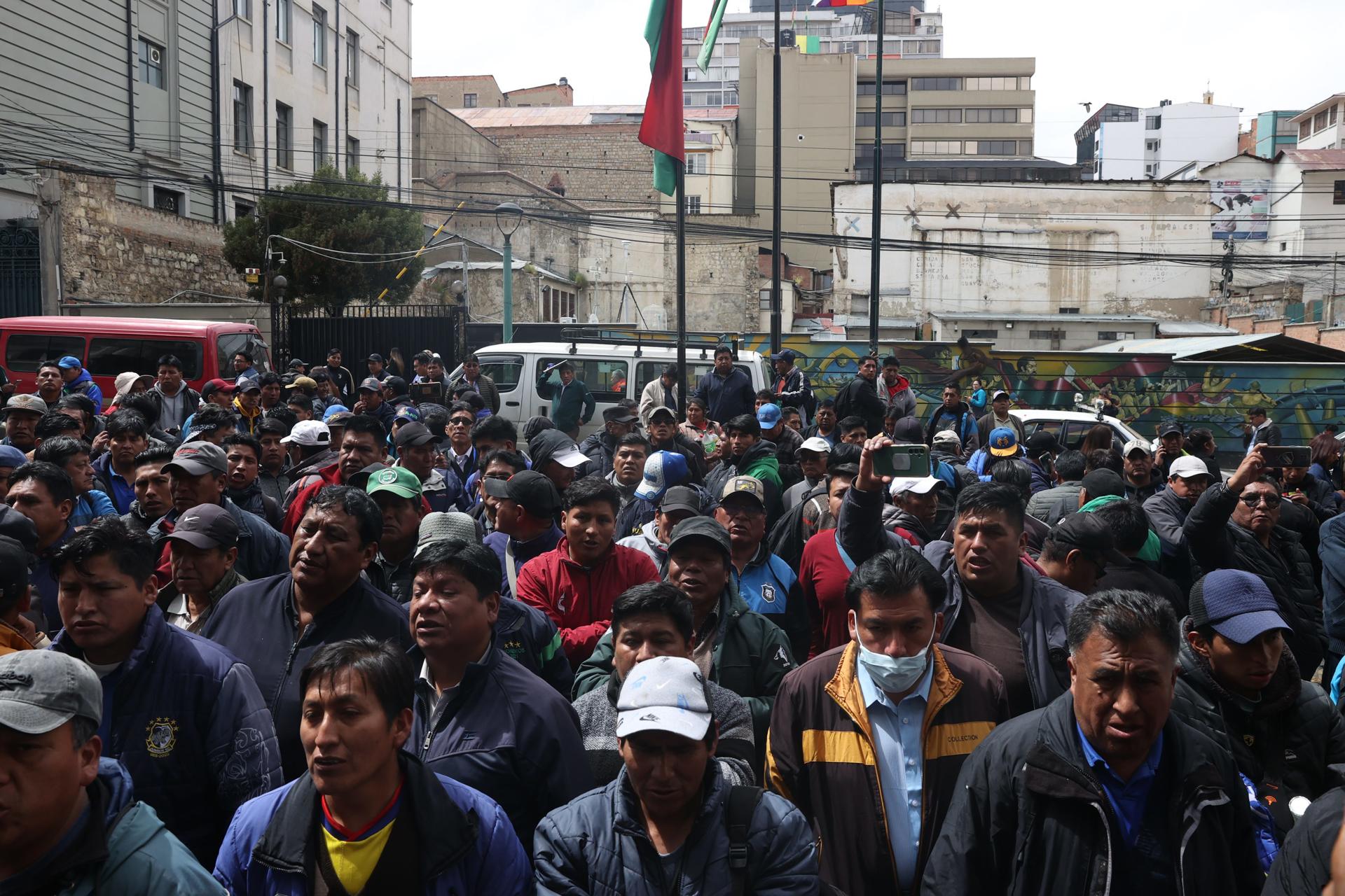 Cientos de conductores de transporte público al protestar este viernes, 11 de abril, en rechazo a la posibilidad de revertir el aumento de tarifas, al frente del Palacio Consistorial de La Paz (Bolivia). EFE/Luis Gandarillas