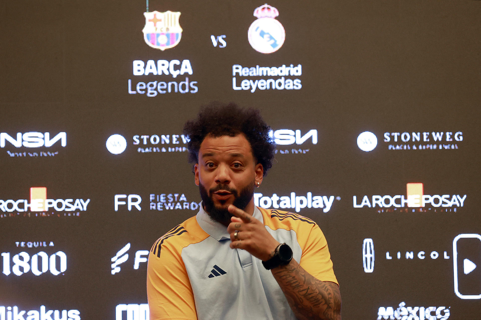 El exfutbolista brasileño del Real Madrid Marcelo, participa en una conferencia de prensa este sábado, previo al juego leyendas del Barça y Real Madrid en Ciudad de México (México). EFE/Alex Cruz
