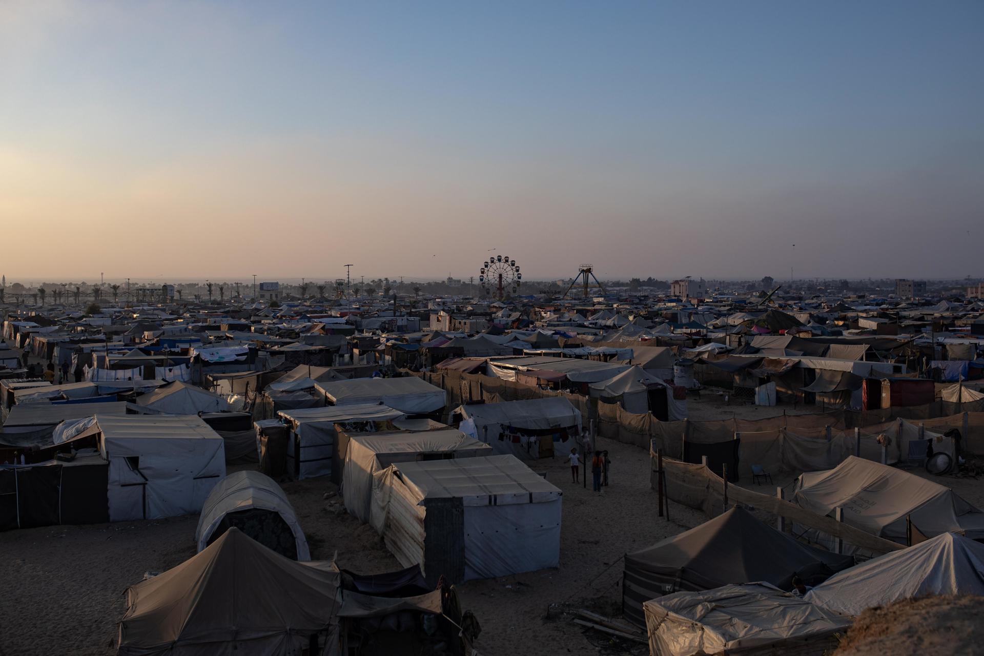 Foto de archivo de tiendas de palestinos dentro del parque de atracciones Asdaa, al oeste del campamento de Jan Yunis, sur de la Franja de Gaza. EFE/EPA/HAITHAM IMAD
