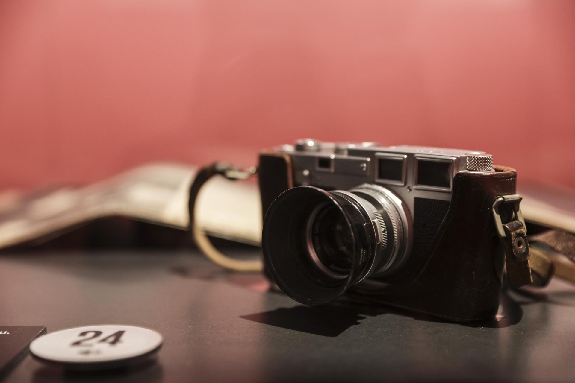 Una cámara Leica M3 propiedad del fotógrafo francés Robert Doisneau en exhibición en el 'Doisneau. Exposición 'Instants donnés' (Momentos dados) en el Museo Maillol en París, Francia, el 16 de abril de 2025. La exposición, que presenta 400 fotos de la colección del fotógrafo francés Robert Doisneau, que comprende 450,000 imágenes, se llevará a cabo del 17 de abril al 12 de octubre de 2025. (Francia) EFE/EPA/TERESA SUAREZ