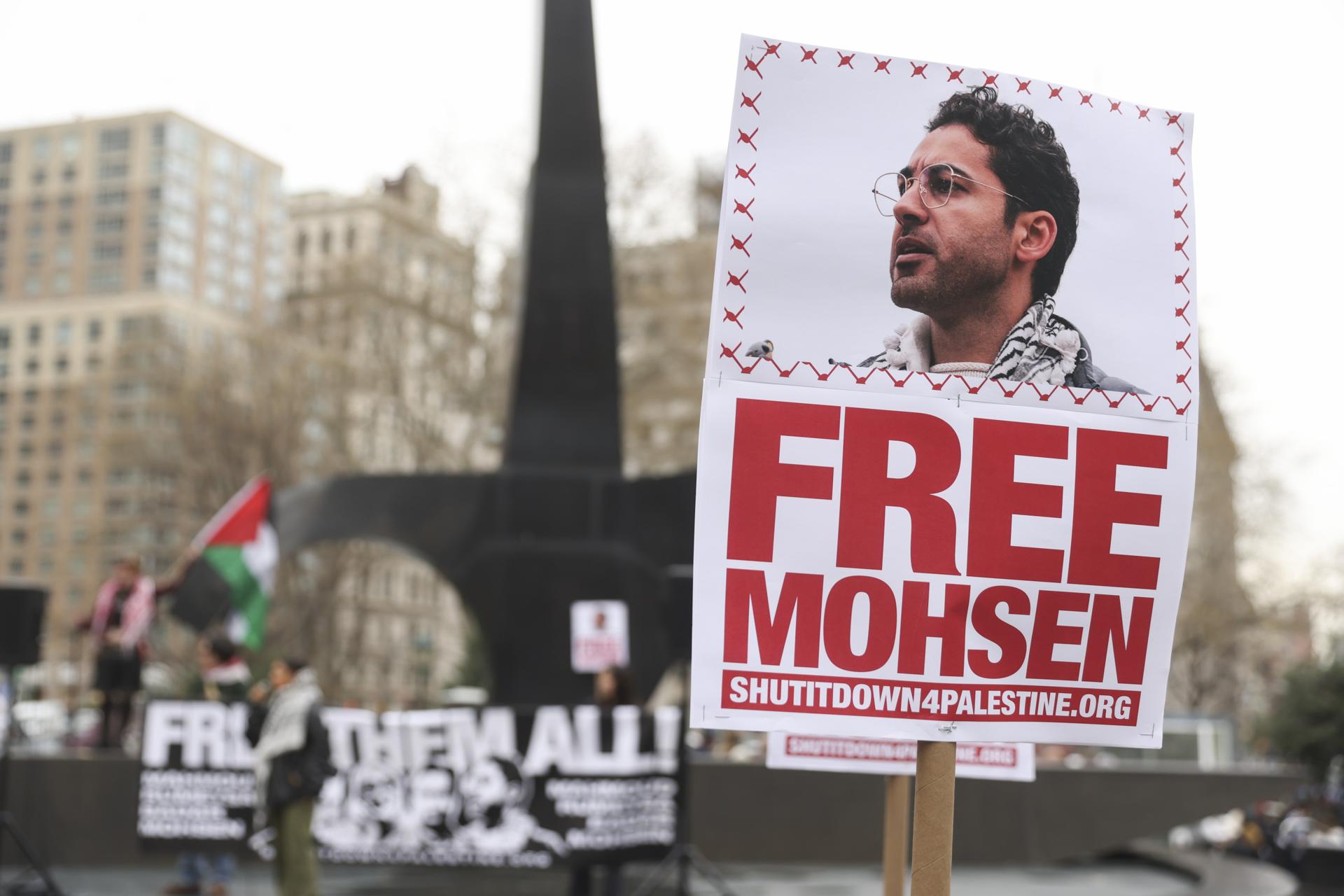 Fotografía de archivo de personas en una protesta en reacción al arresto del activista estudiantil palestino de Columbia, Mohsen Mahdawi, en Nueva York, Nueva York, EE. UU., 15 de abril de 2025. EFE/SARAH YENESEL
