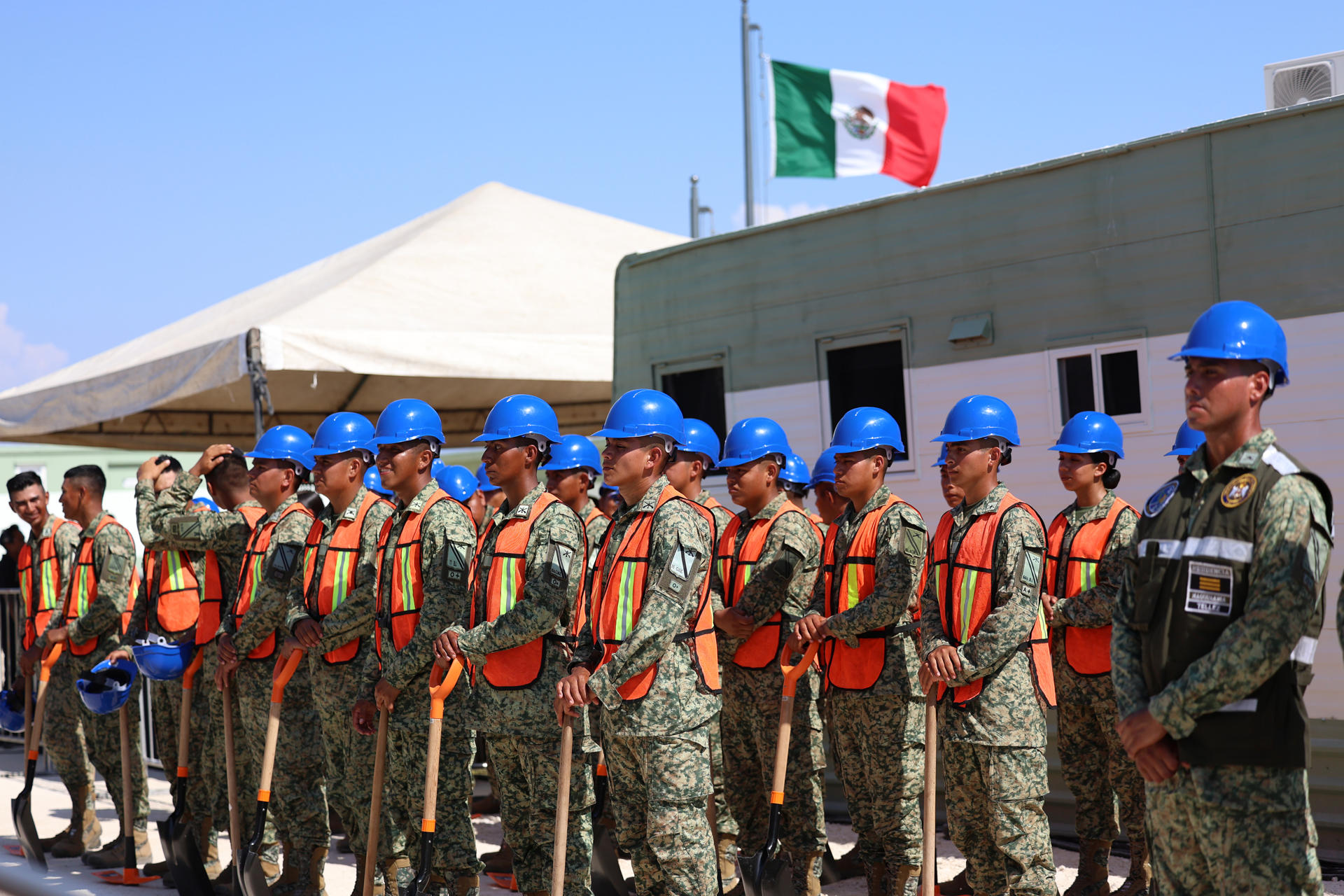 Personal del ejército mexicano participan en un acto protocolario este sábado, en la ciudad de Progreso (México). EFE/ Lorenzo Hernández