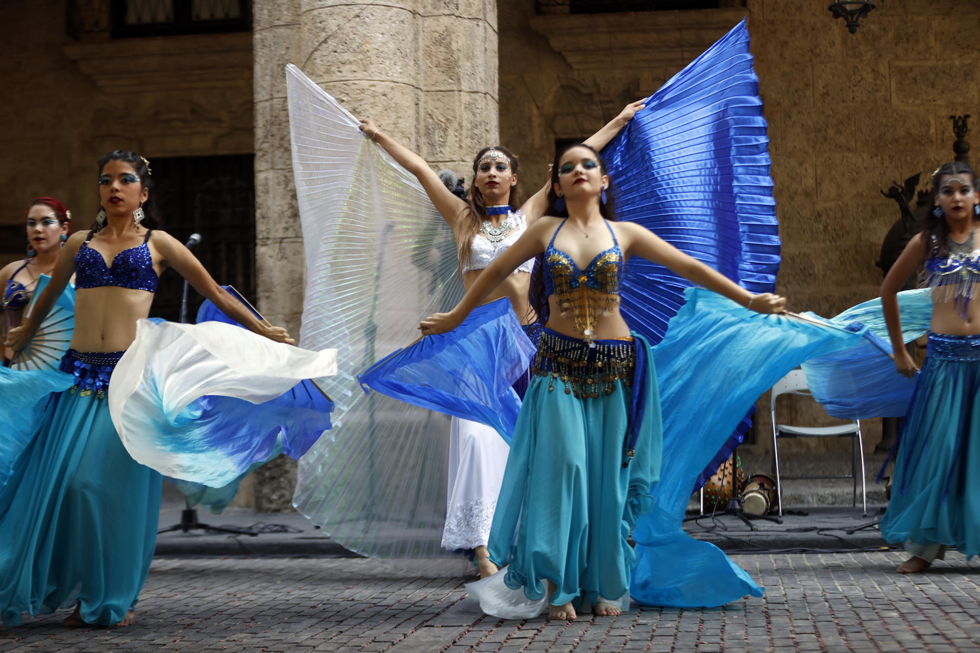 Artistas danzan este viernes durante el Festival Internacional de Danza en Paisajes Urbanos, en la Plaza de Armas de La Habana (Cuba). EFE/ Ernesto Mastrascusa