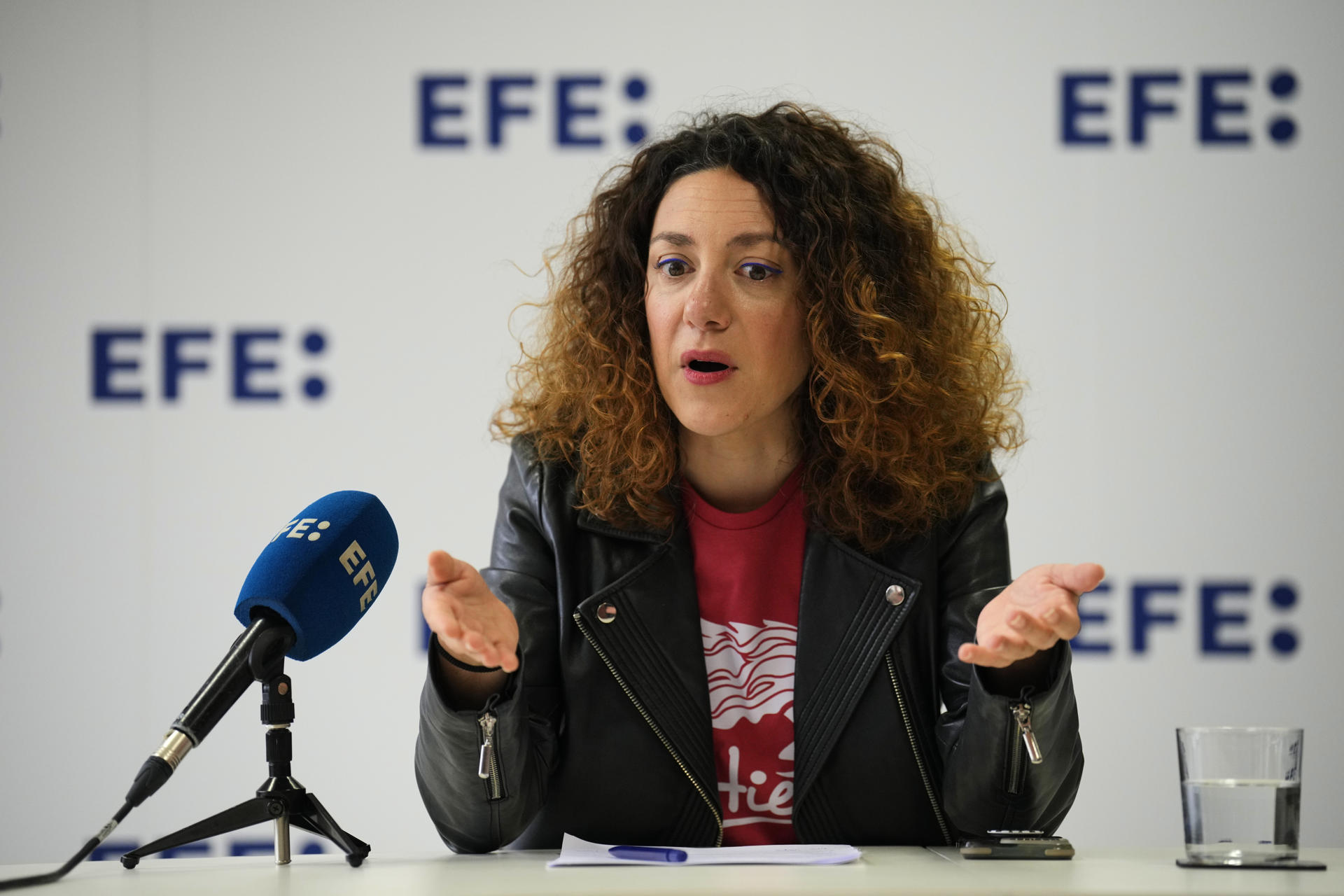 La portavoz de Catalunya en Comú, Aina Vidal, durante una entrevista con EFE en la que ha avisado al Govern de Salvador Illa que sería "insultante" apostar por la ampliación del Aeropuerto de Barcelona-El Prat dada la situación de "caos" que vive el servicio de Rodalies: "No podemos engañar a la gente. No se puede hacer todo a la vez", ha dicho. EFE/Alejandro García