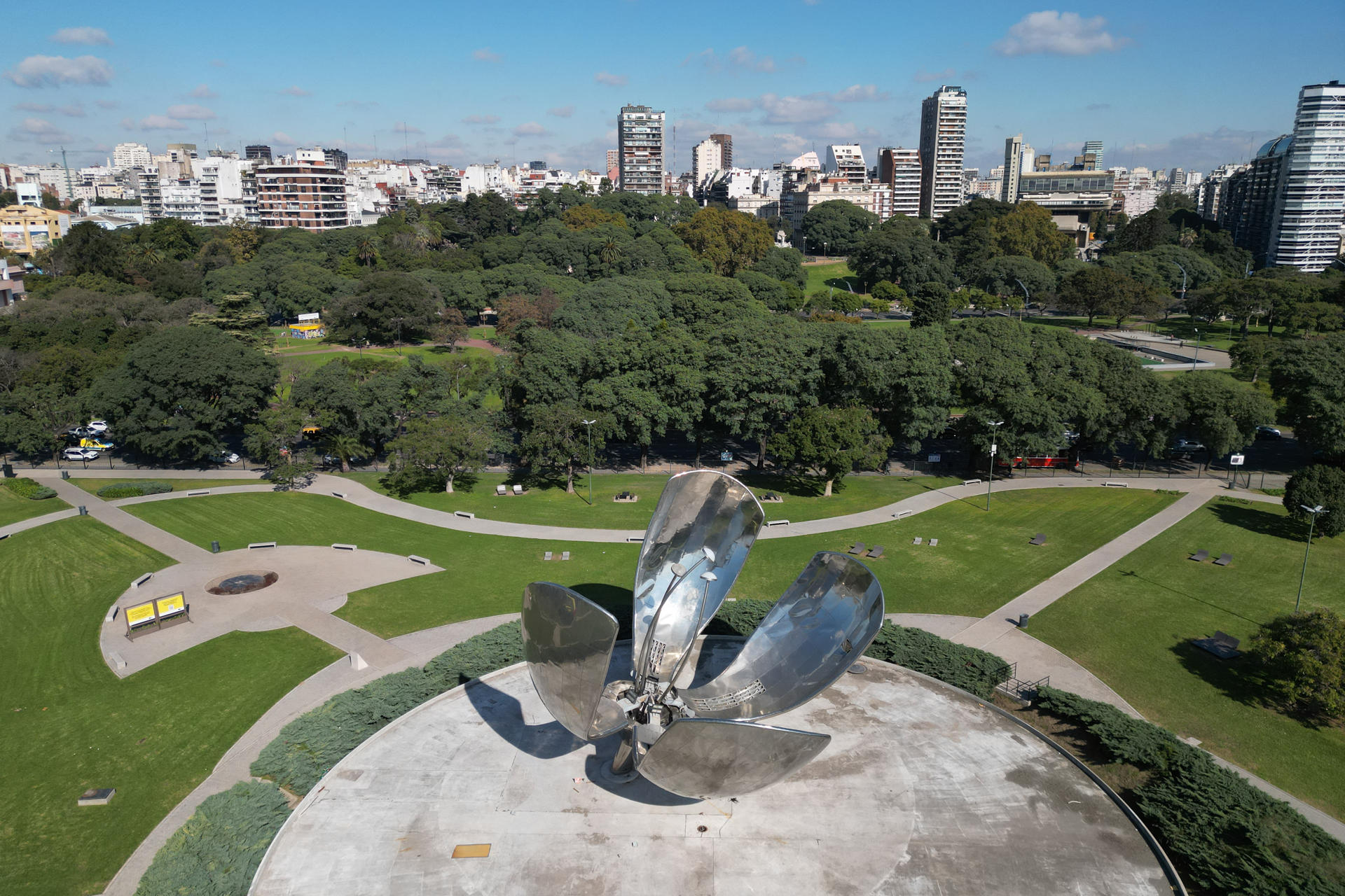 Fotografía aérea de archivo que muestra la escultura Floralis Genérica en Buenos Aires (Argentina). EFE/Juan Ignacio Roncoroni
