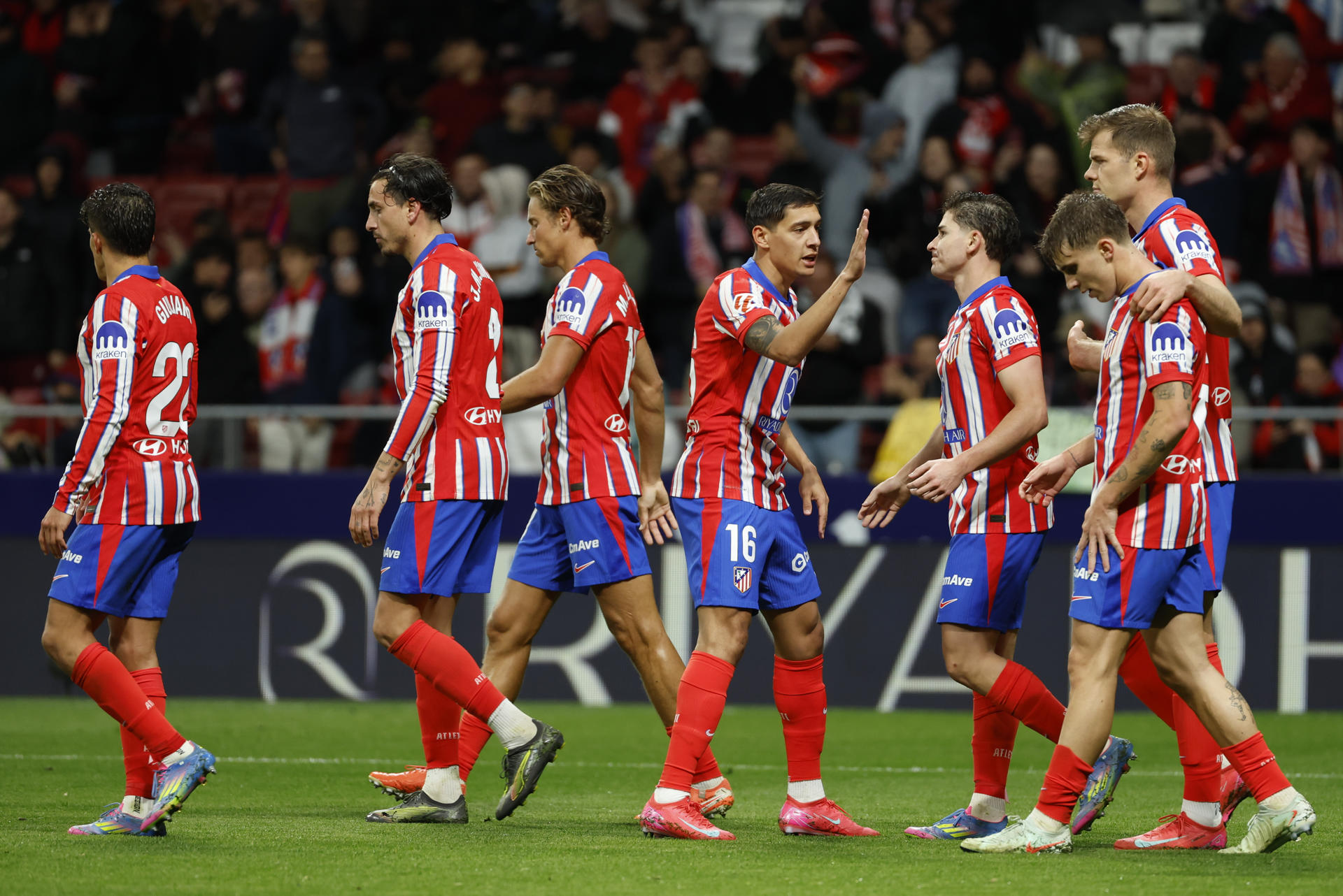 Los jugadores del Atlético de Madrid celebran el tercer gol del equipo colchonero durante el partido de LaLiga de fútbol que Atlético de Madrid y Real Valladolid disputan este lunes en el estadio Metropolitano. EFE/Mariscal
