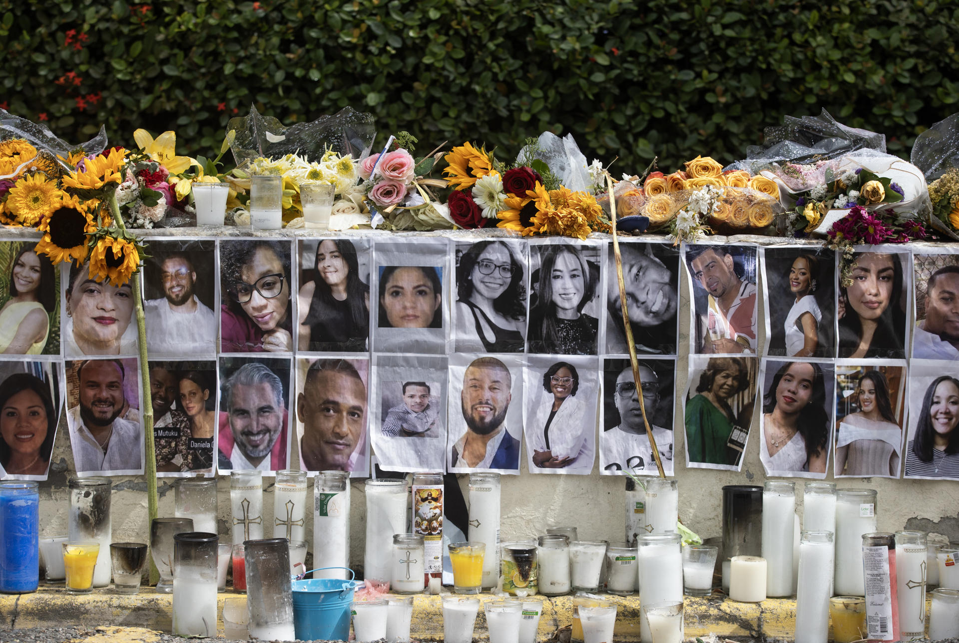 Fotografía de las imágenes de las víctimas del accidente ocurrido en la discoteca Jet Set, colocadas a la entrada del establecimiento este martes en Santo Domingo (República Dominicana). EFE/Orlando Barría
