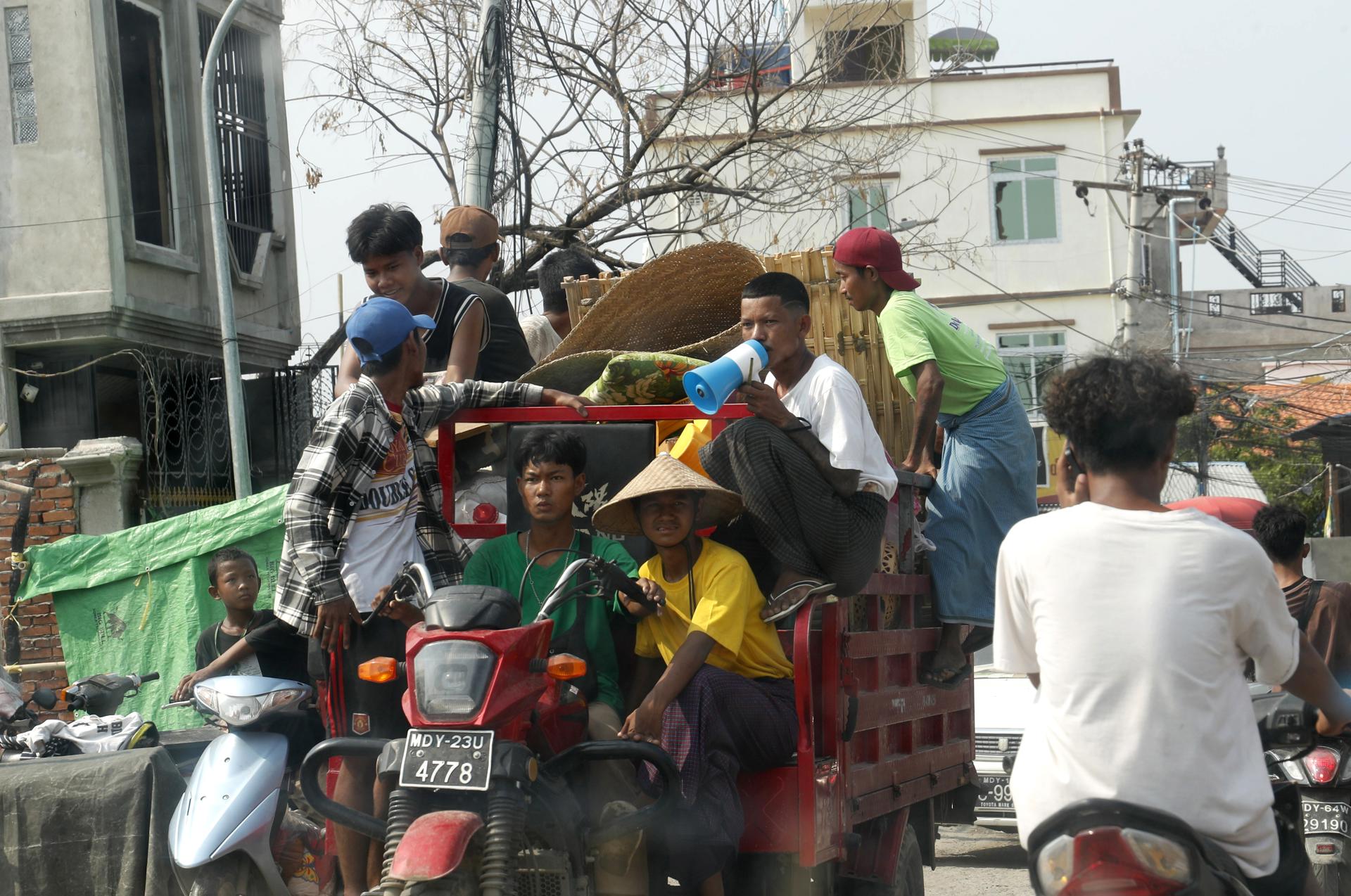 Mandalay (Myanmar), 28/04/2025.- People ride with their belongings atop a vehicle in Mandalay, Myanmar, 28 April 2025. A 7.7-magnitude earthquake struck the country on 28 March, with an epicenter close to Mandalay, resulting in at least 3,700 deaths, thousands injured, and 129 people still missing, according to the United Nations as of 18 April. (Terremoto/sismo, Birmania) EFE/EPA/NYEIN CHAN NAING