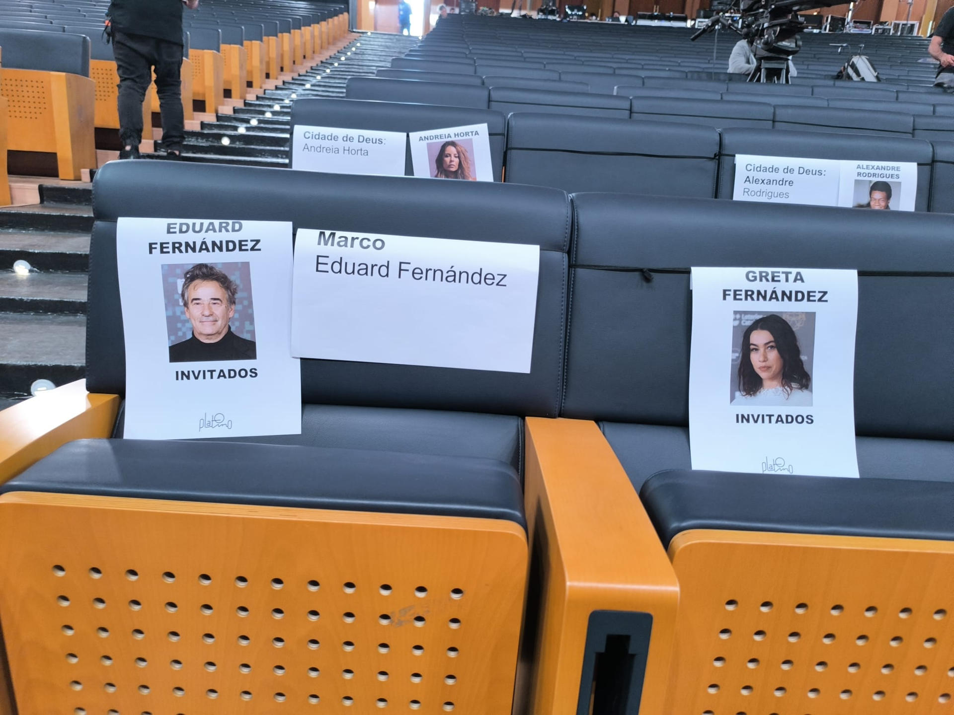 Fotografía este viernes, de la silla en la que se sentarán los premiados e invitados a los Premios Platino 2025 que se celebrarán en Madrid este domingo 27 de abril. EFE/ Alida Juliani Sanchez