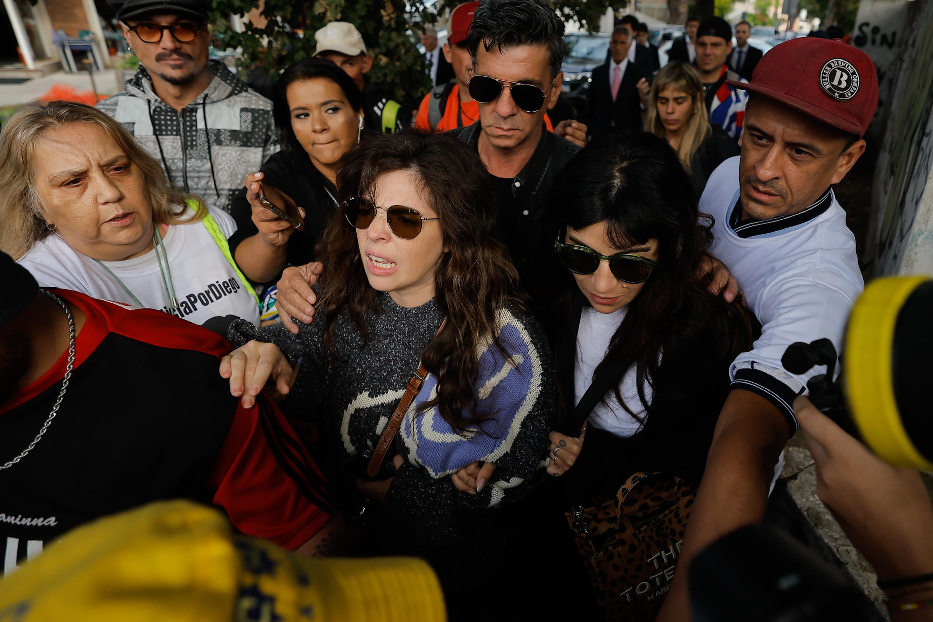 Fotografía de archivo de Dalma (c) y Giannina Maradona (c-d), hijas de Diego Armando Maradona llegan este martes, a los tribunales de San Isidro en Buenos Aires, (Aregentina). EFE/ Juan Ignacio Roncoroni