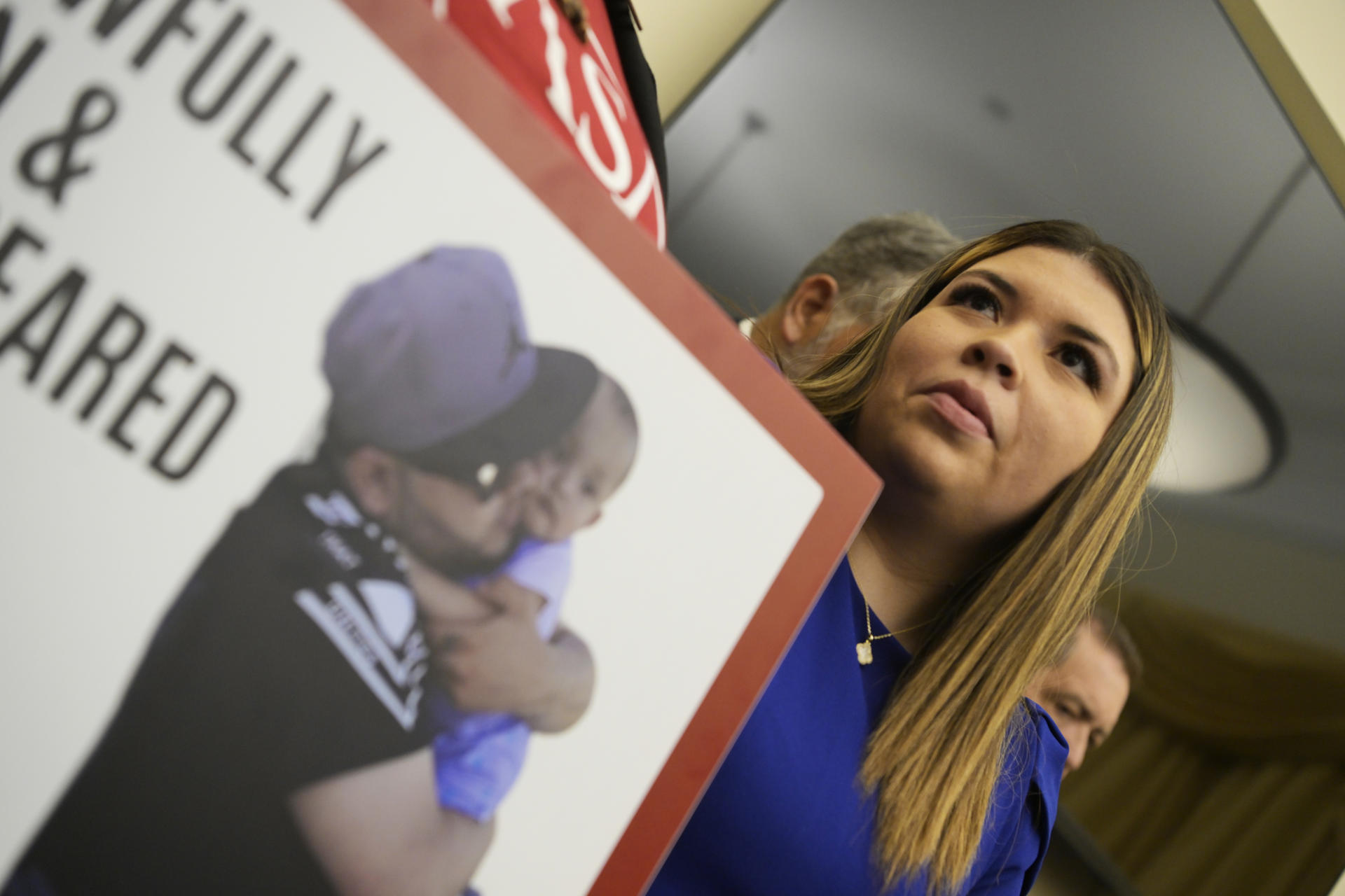 Jennifer Vásquez, la esposa de Kilmer Ábrego García -el migrante salvadoreño enviado por error a la cárcel de máxima seguridad de El Salvador por la Administración de Donald Trump-, asiste a una rueda de prensa este miércoles, 9 de abril, en Washington DC (EE.UU.). EFE/Lenin Nolly