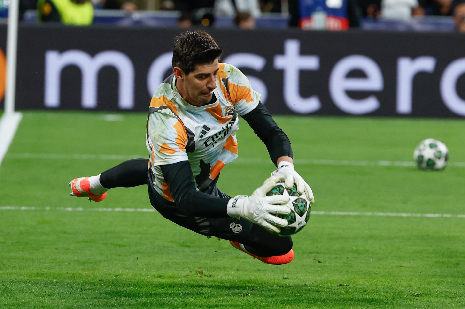 El guardameta belga del Real Madrid, Thibaut Courtois, calienta antes de comenzar el partido de vuelta de cuartos de final de la Liga de Campeones que Real Madrid y Arsenal juegan hoy miércoles en el estadio Santiago Bernabéu. EFE/Chema Moya.