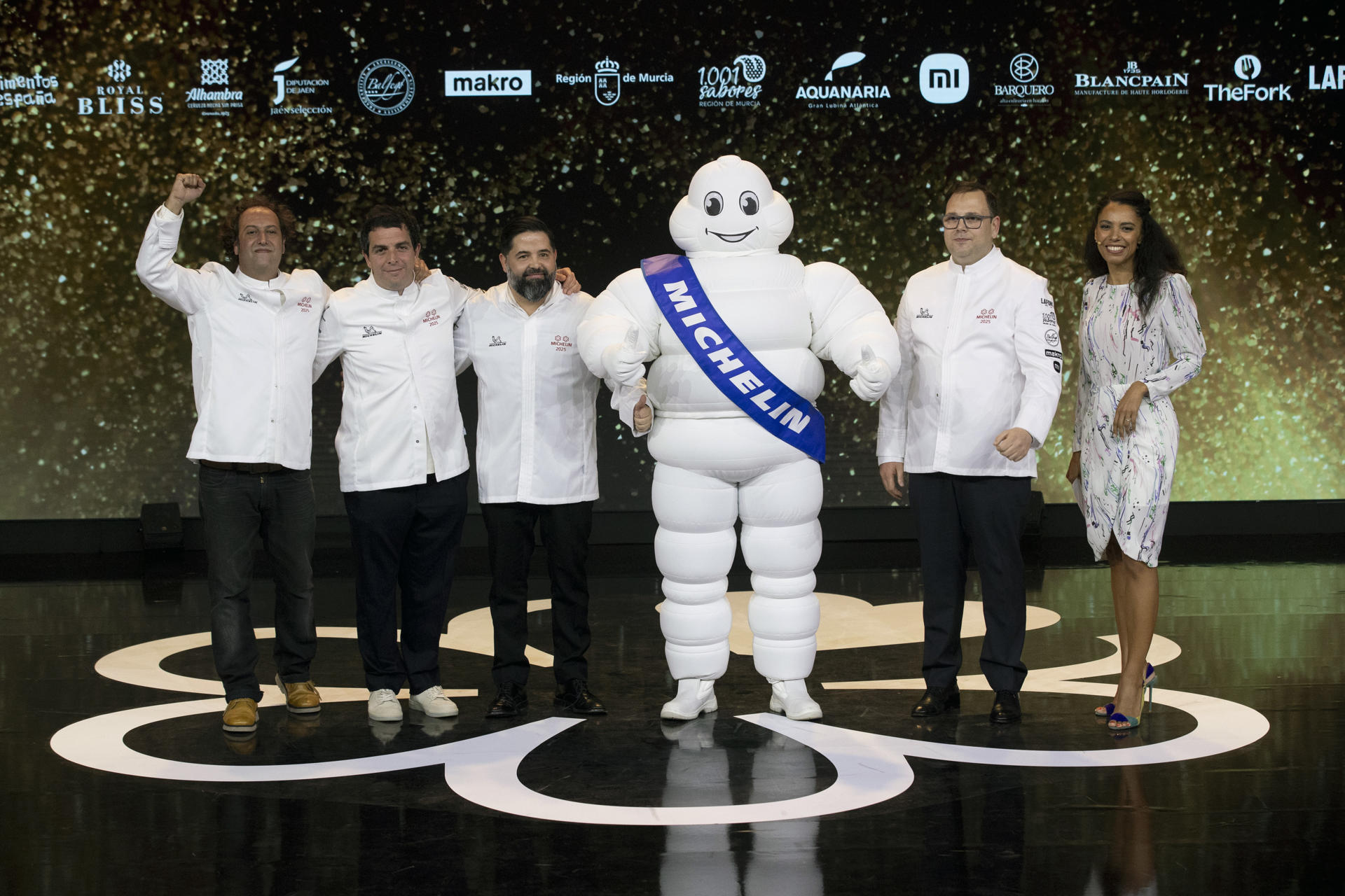 Foto de familia de los chefs que el pasado 26 de noviembre consiguieron dos estrellas Michelín, durante la gala de la Guía Michelín de la gastronomía española en su edición de 2025, celebrada en Murcia. EFE/Marcial Guillén