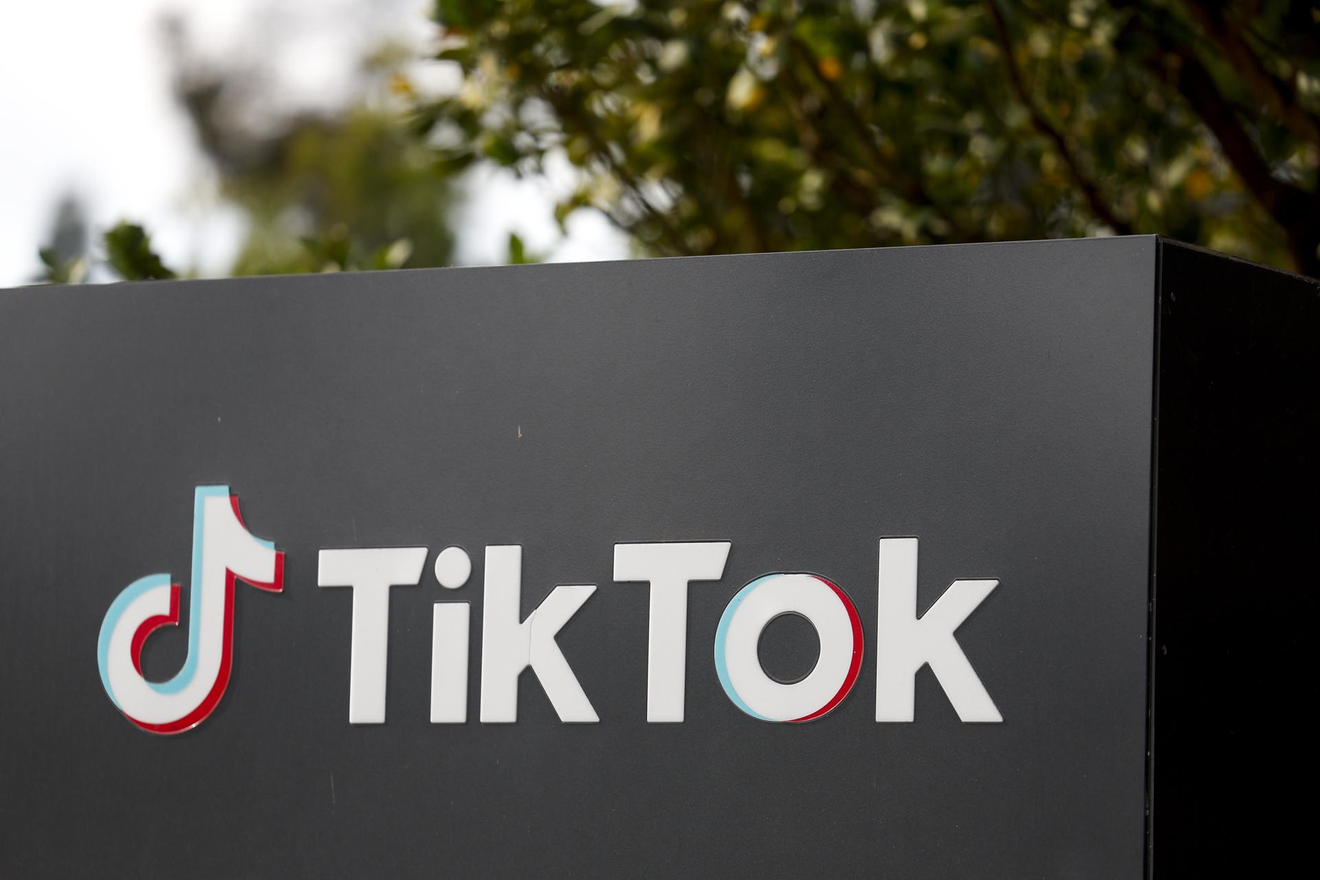 Fotografía de archivo que muestra un cartel en la sede de TikTok en Los Ángeles (EE. UU.). EFE/EPA/CAROLINE BREHMAN