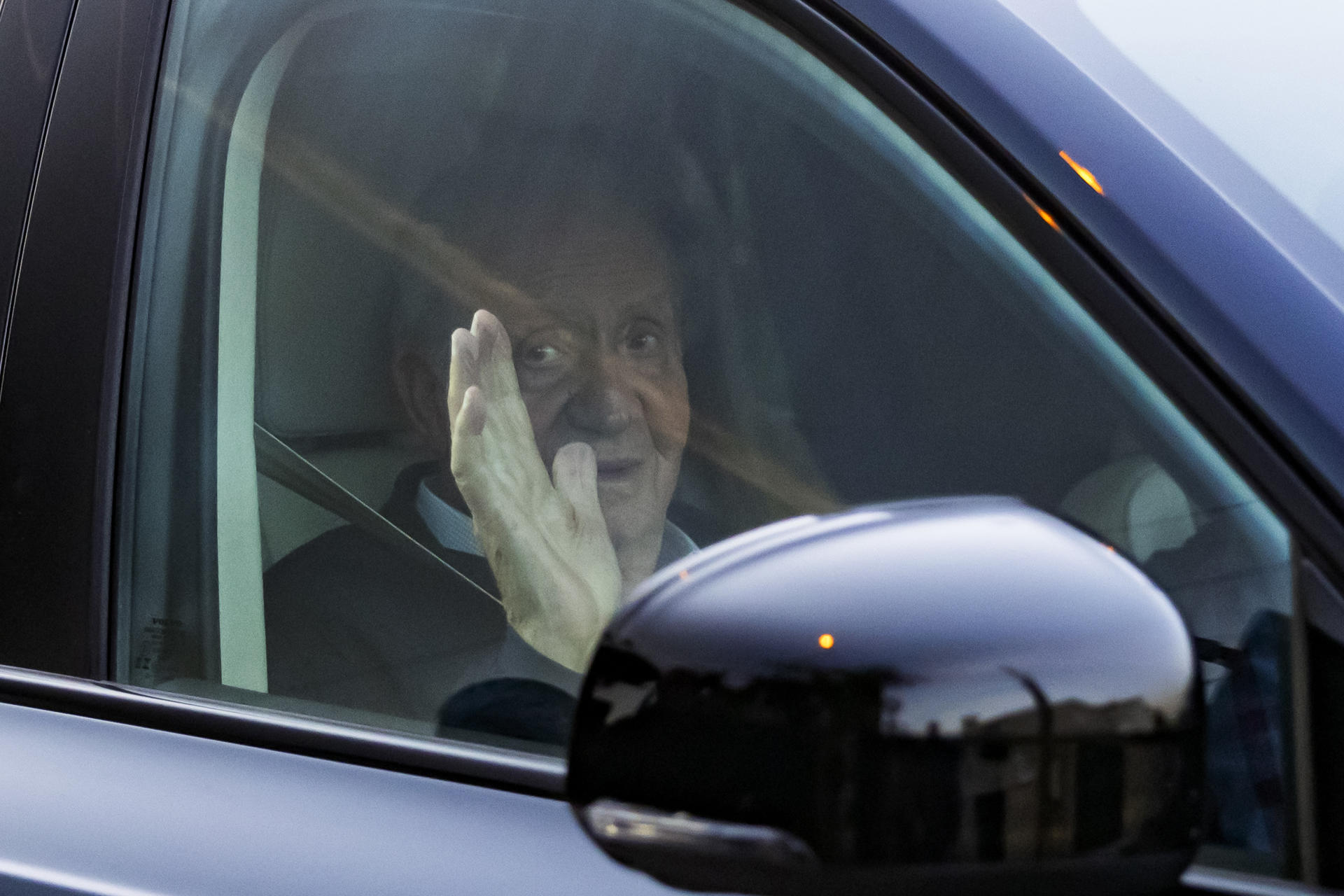 El rey emérito Juan Carlos de Borbón llega a casa de su amigo Pedro Campos, este martes, en Sanxenxo (Pontevedra). Juan Carlos de Borbón tiene previsto volar este martes a España en su primera visita al país en 2025 con el objetivo de participar con el 'Bribón' en la segunda regata de la liga española de 6 metros, que se disputará los días 26 y 27 en Galicia (noroeste). EFE/ Lavandeira jr