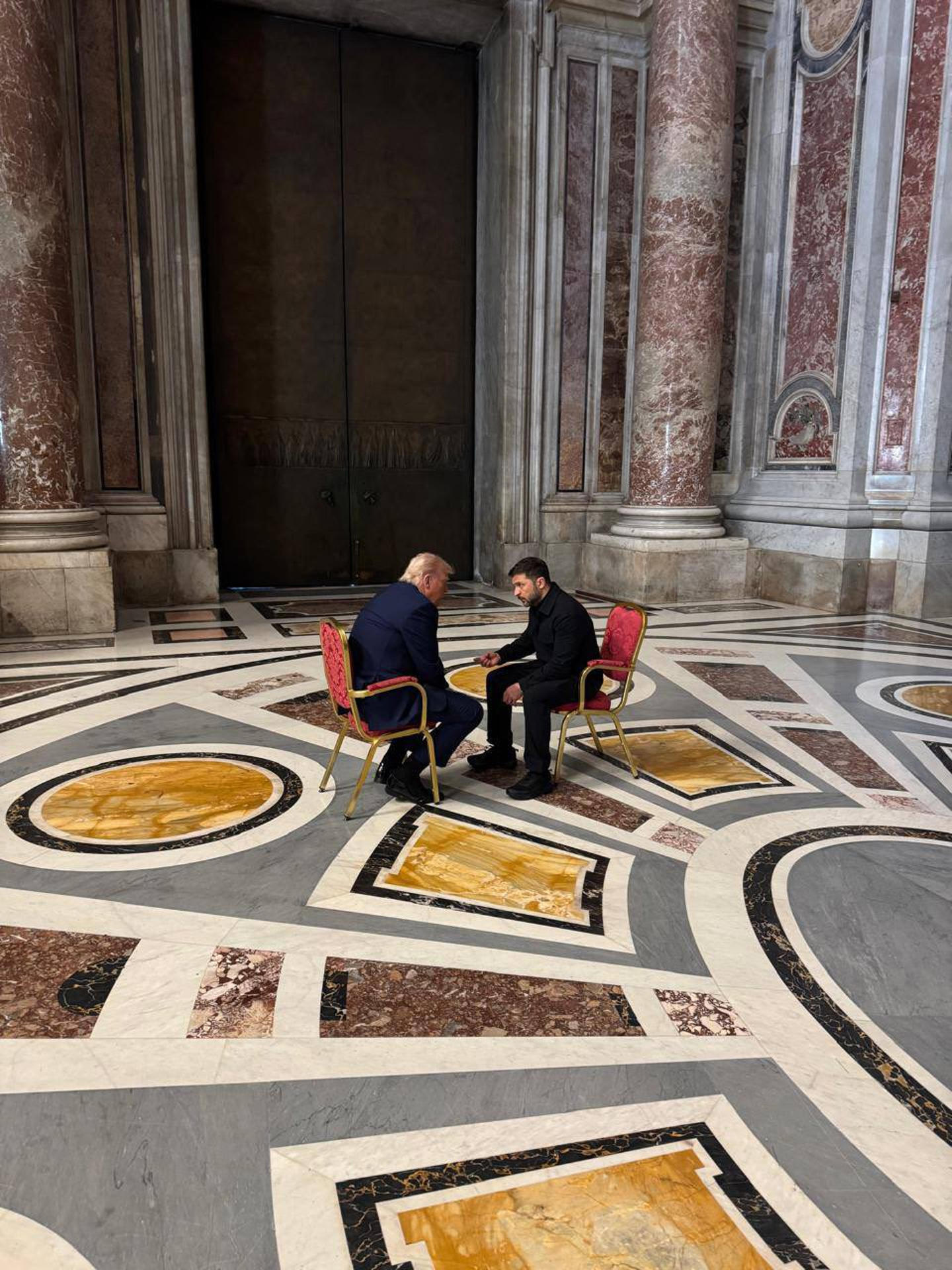 El jefe de la oficina presidencial ucraniana, Andrí Yermak, ha publicado en su cuenta de X una fotografía de Trump y Zelenski sentados cara a cara y hablando en el interior de la basílica de San Pedro. EFE/Cuenta X de Andrí Yermak