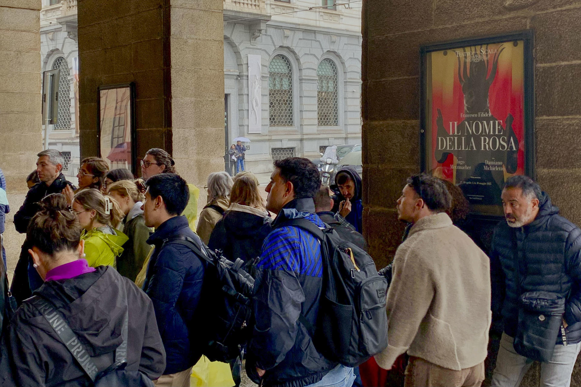 Varias personas hacen cola a las puertas del teatro de La Scala de Milán que se prepara para acoger el próximo 27 de abril la primera adaptación operística de la novela "El nombre de la rosa", de Umberto Eco. Los misterios medievales con los que Umberto Eco intrigó al mundo en su célebre novela 'El nombre de la rosa' han sido adaptados por primera vez a la ópera por La Scala de Milán, que este martes presentó la obra antes de su esperado estreno. EFE/ Gonzalo Sánchez