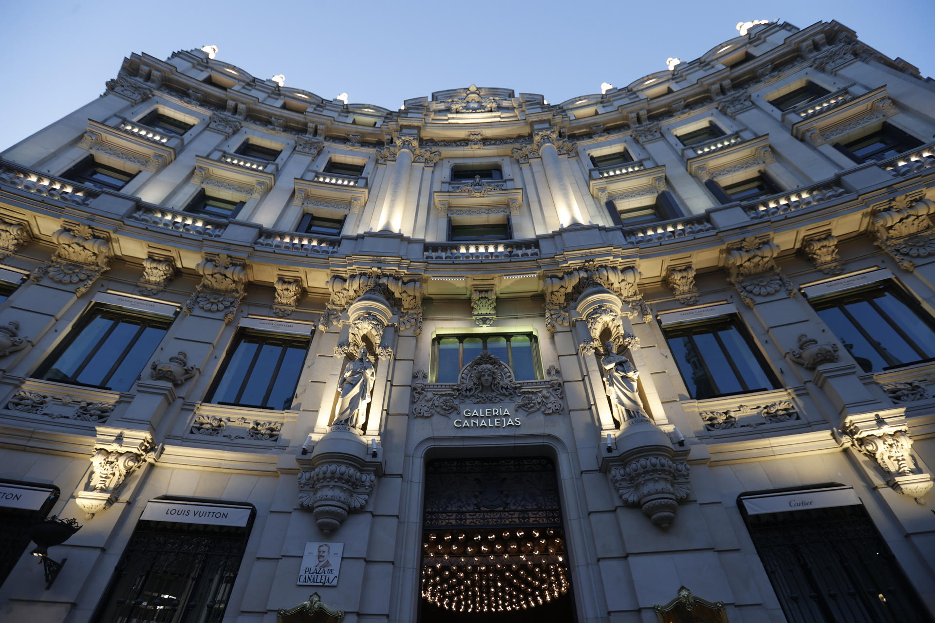 Fachada de la Galería Canalejas, en el centro de Madrid, donde se localiza la tienda de Dior. EFE/Mariscal