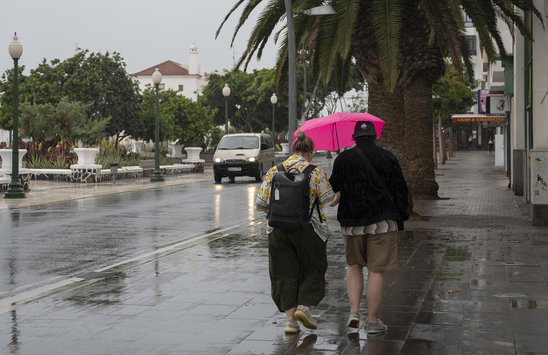 En la imagen de archivo, dos turistas pasean por Arrecife, capital de la isla de Lanzarote. EFE/Adriel Perdomo