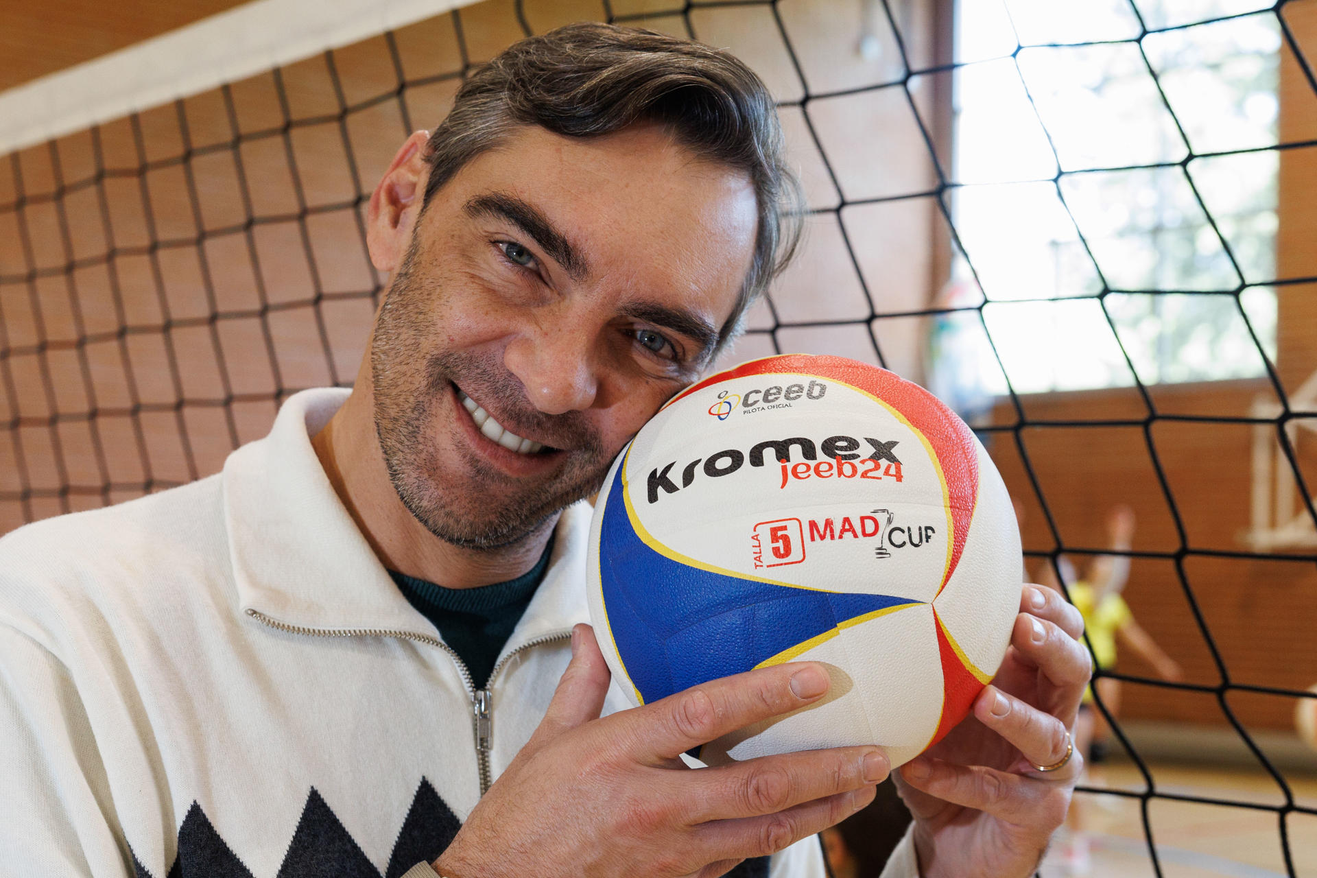 Gilberto Amauri Godoy Filho, 'Giba', posa con un balón durante la entrevista con la Agencia EFE. EFE/Sergio Pérez