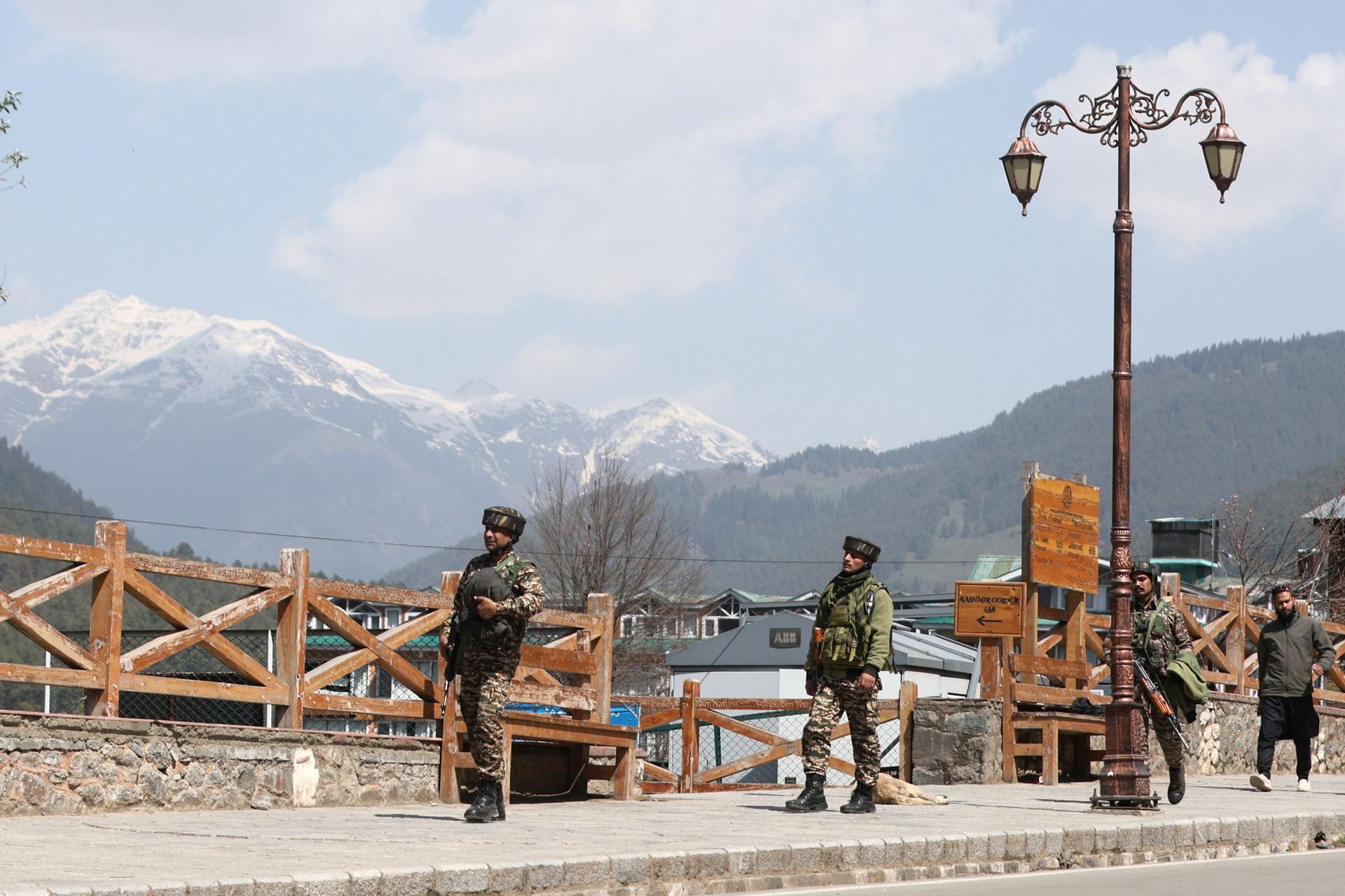 Soldados paramilitares indios custodian la ciudad de Pahalgam, en la Cachemira administrada por la India, el 23 de abril de 2025. EFE/EPA/FAROOQ KHAN