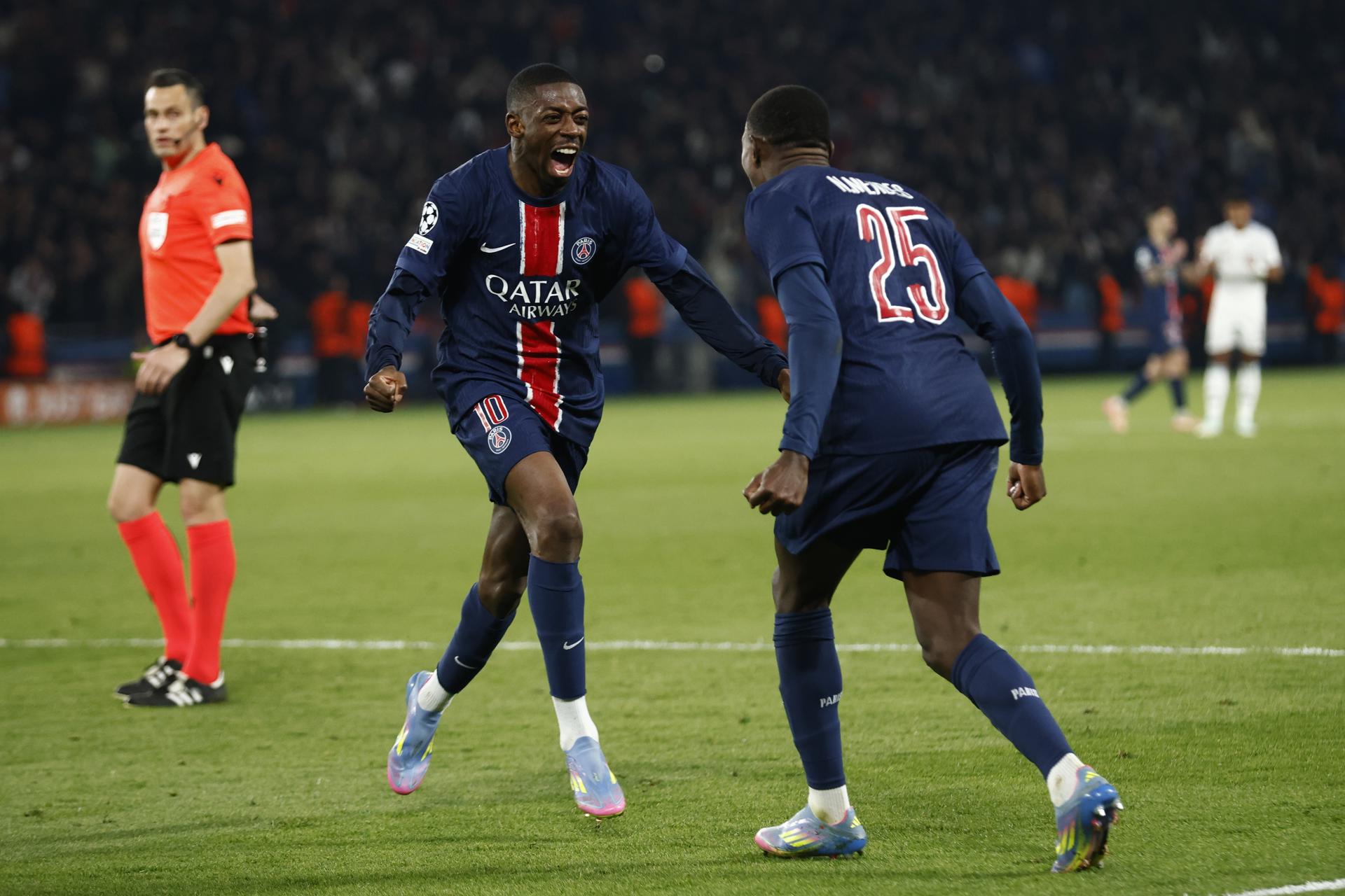 El jugador del PSG Nuno Mendes (d) celebra el 3-1 con Ousmane Dembele (I) durante el partido de ida de cuartos de la UEFA Champions League que han jugado Paris Saint-Germain y Aston Villa, en París, Francia. EFE/EPA/CHRISTOPHE PETIT TESSON