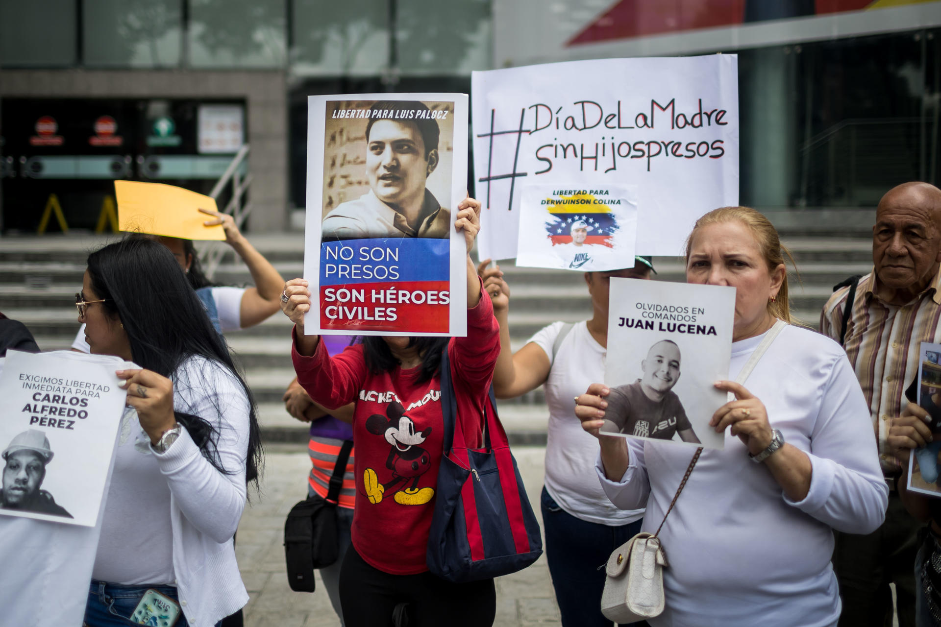 Personas se manifiestan durante una protesta en las inmediaciones de la oficina de la ONU, este miércoles en Caracas (Venezuela). EFE/ Miguel Gutiérrez