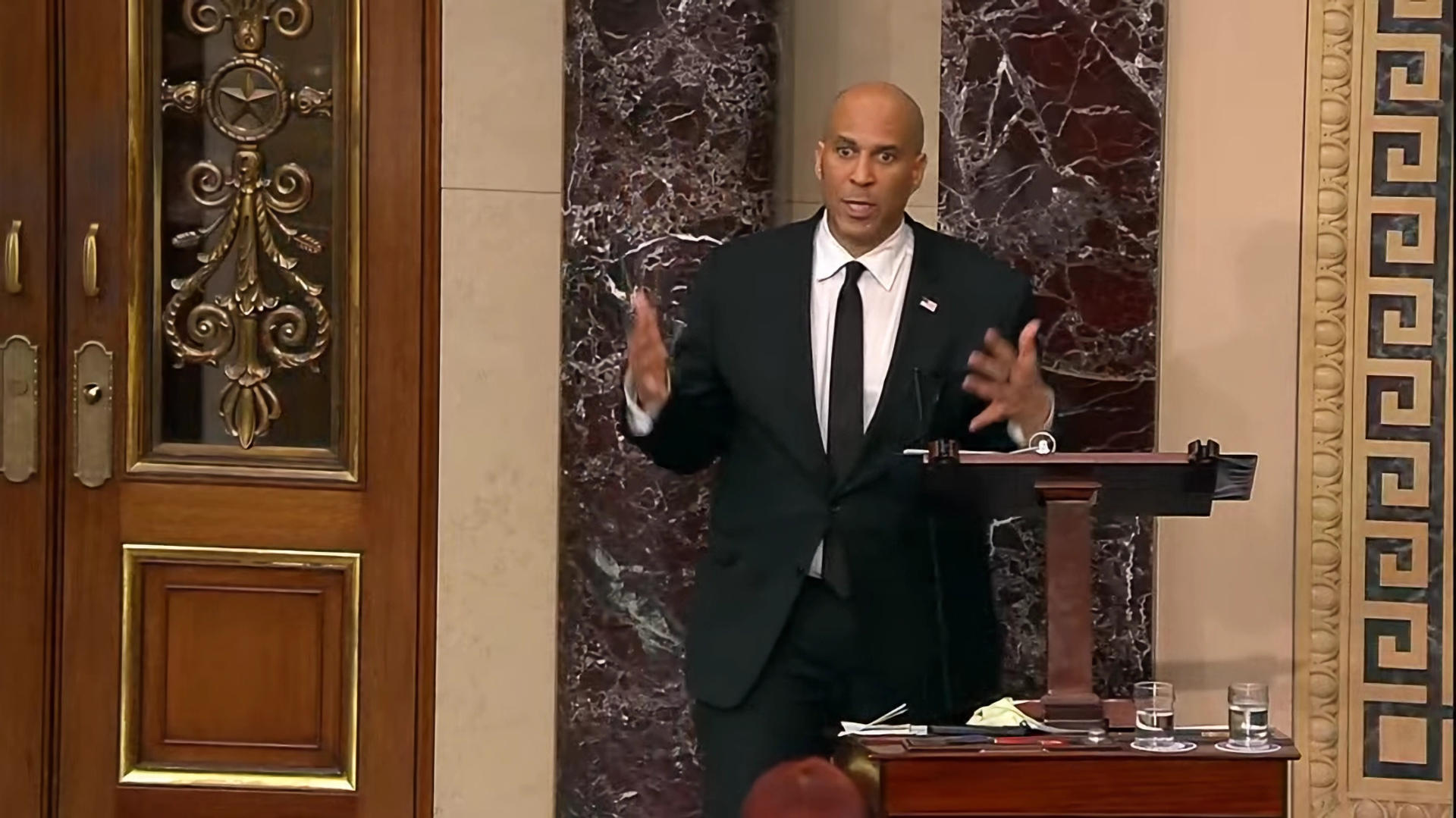 Captura de video de la televisión del Senado de EE.UU. donde aparece el senador demócrata por Nueva Jersey Cory Booker hablando este martes en el Congreso de Estados Unidos en Washington (EE.UU.). EFE/ Televisión del Senado de EE.UU.