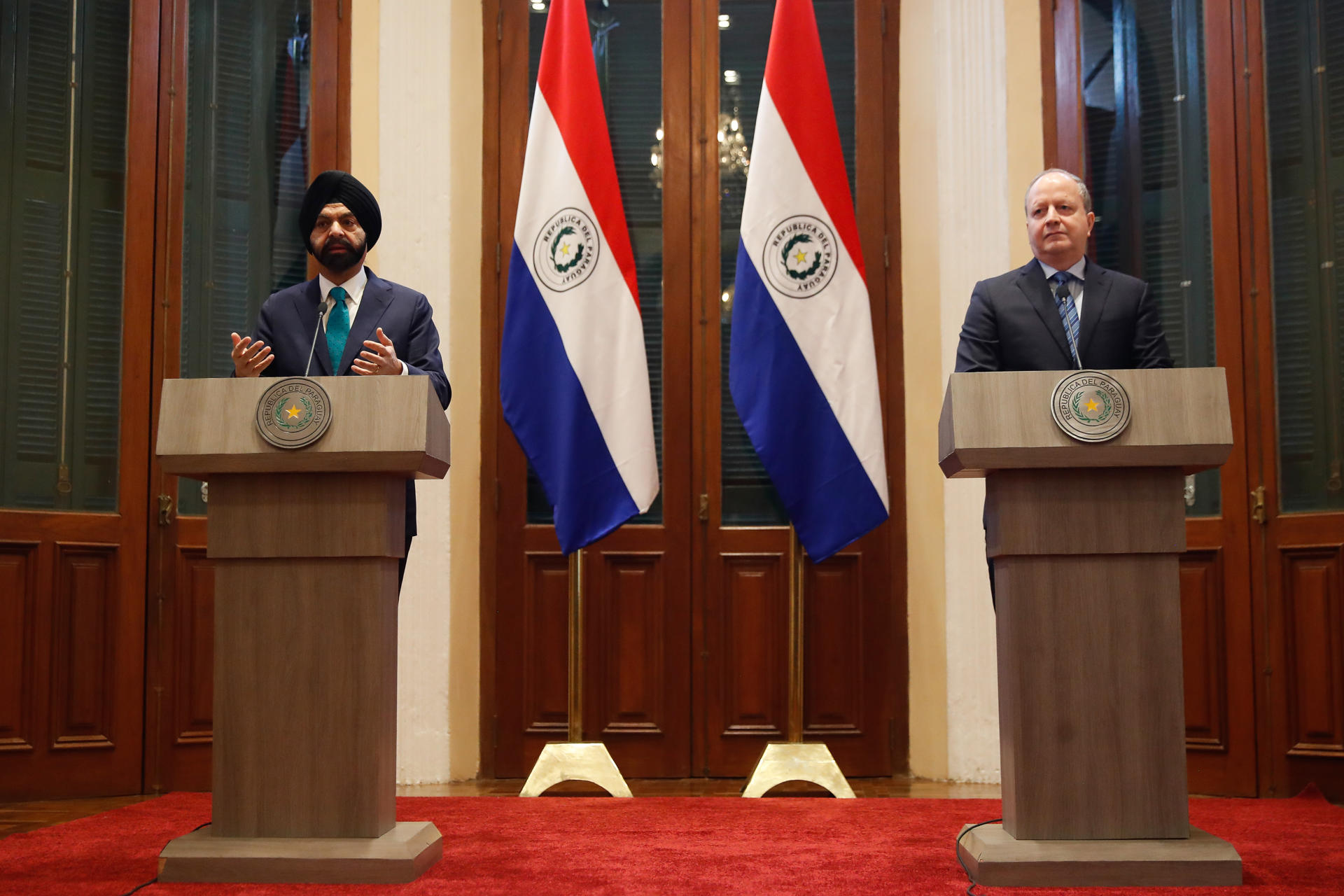 El presidente del Banco Mundial, Ajay Banga (i) y el ministro de hacienda de Paraguay, Carlos Fernández, hablan durante una rueda de prensa este martes, en el Palacio de López en Asunción (Paraguay). EFE/ Juan Pablo Pino