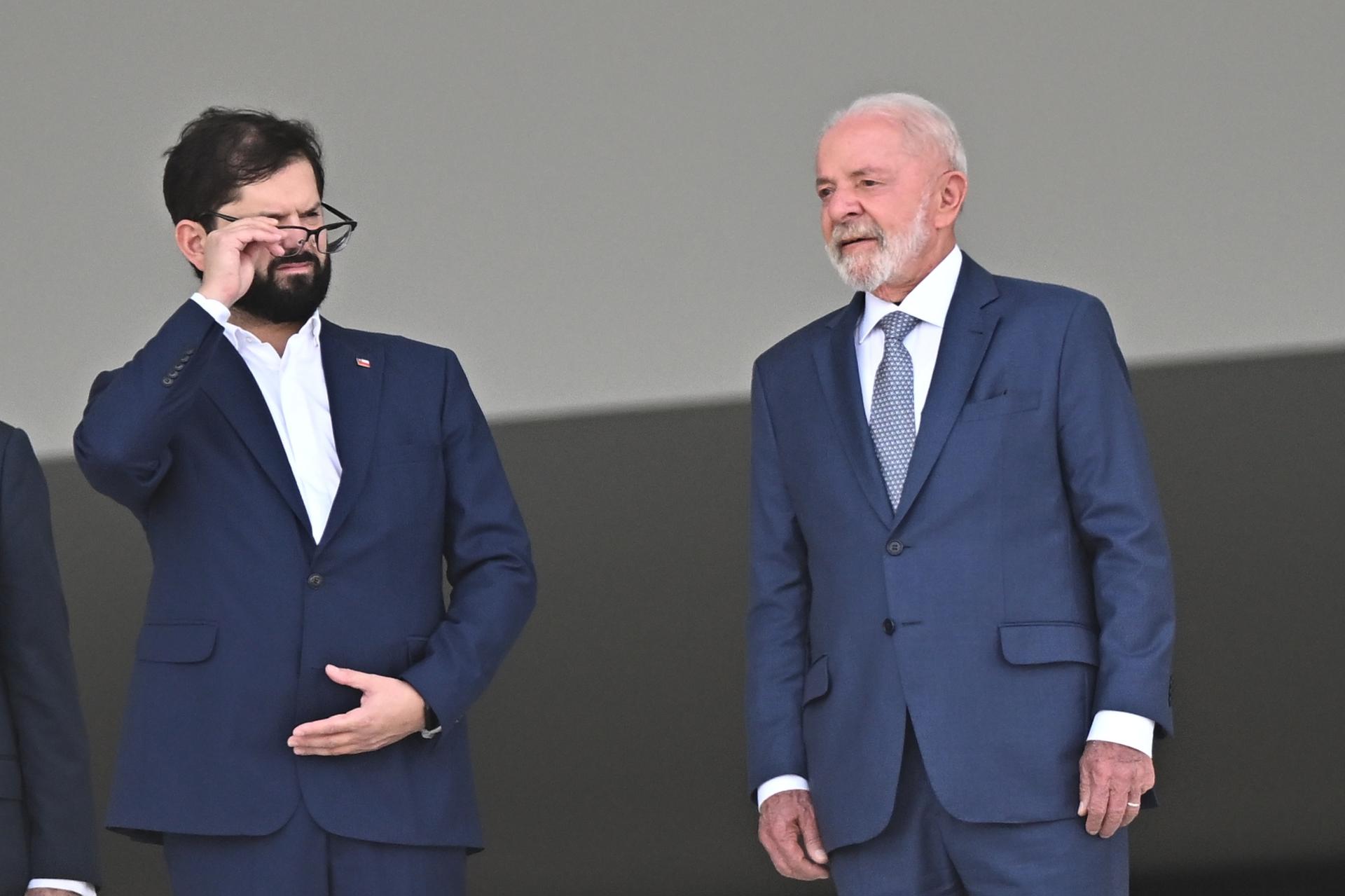 El presidente de Brasil, Luiz Inácio Lula da Silva (d), recibe al presidente de Chile, Gabriel Boric, este martes, en el Palácio del Planalto en Brasilia (Brasil). EFE/ Andre Borges