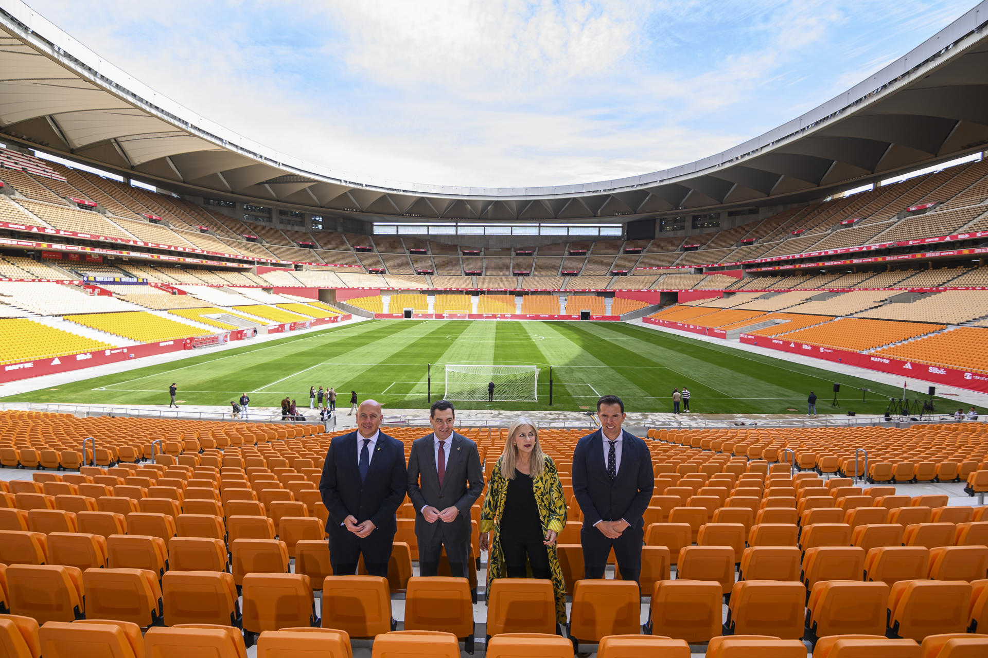 (De izq a dcha) El presidente de la Federación Andaluza de Fútbol, Pedro Curtido; el presidente de la Junta de Andalucía, Juanma Moreno; la consejera de Cultura, Patricia del Pozo, y el exfutbolista Carlos Marchena, posan el pasado lunes en las gradas del remodelado Estadio de la Cartuja. EFE/ Raúl Caro.