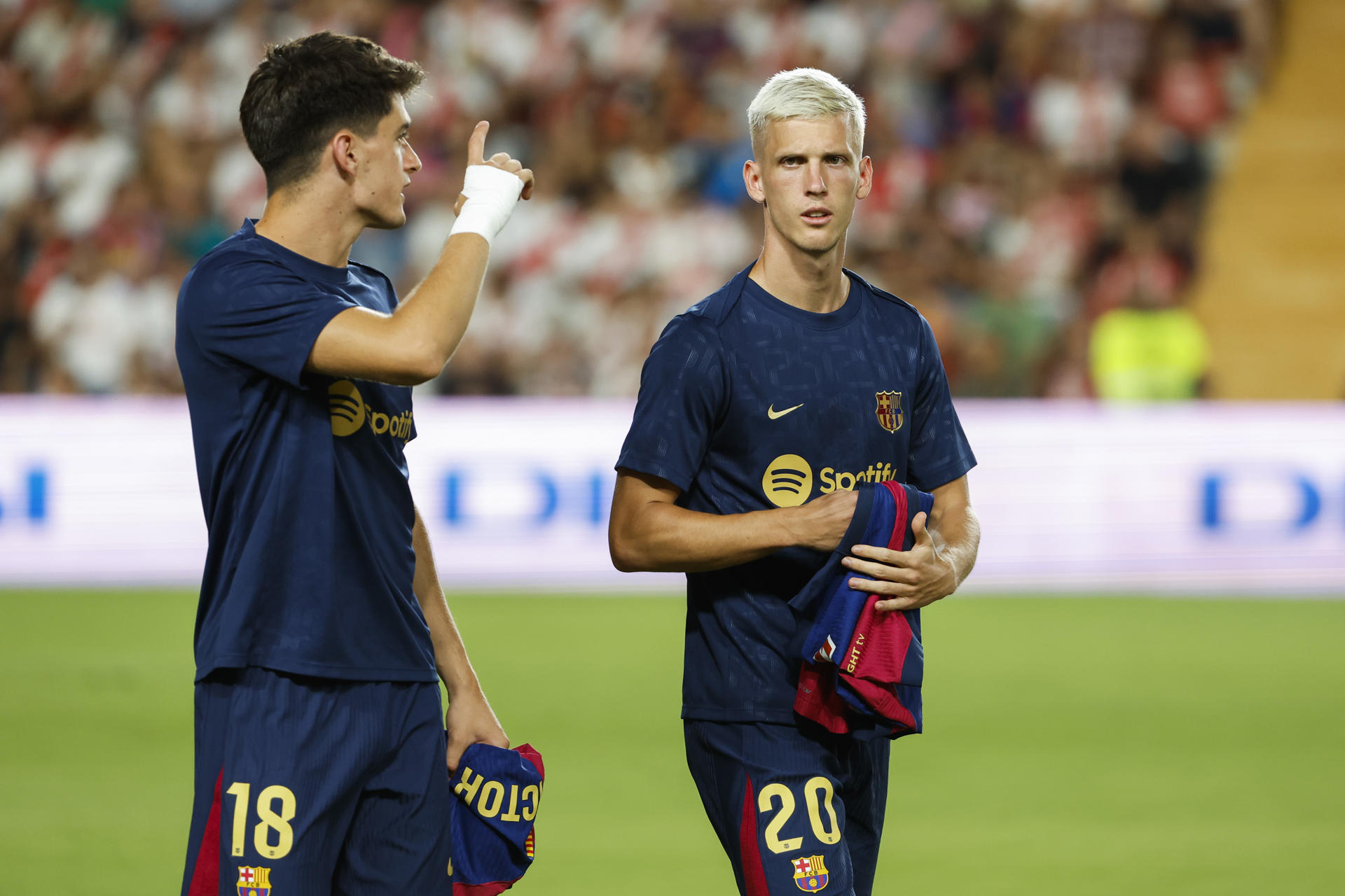 Los jugadores del FC Barcelona Dani Olmo (d) y Pau Víctor. EFE/Mariscal