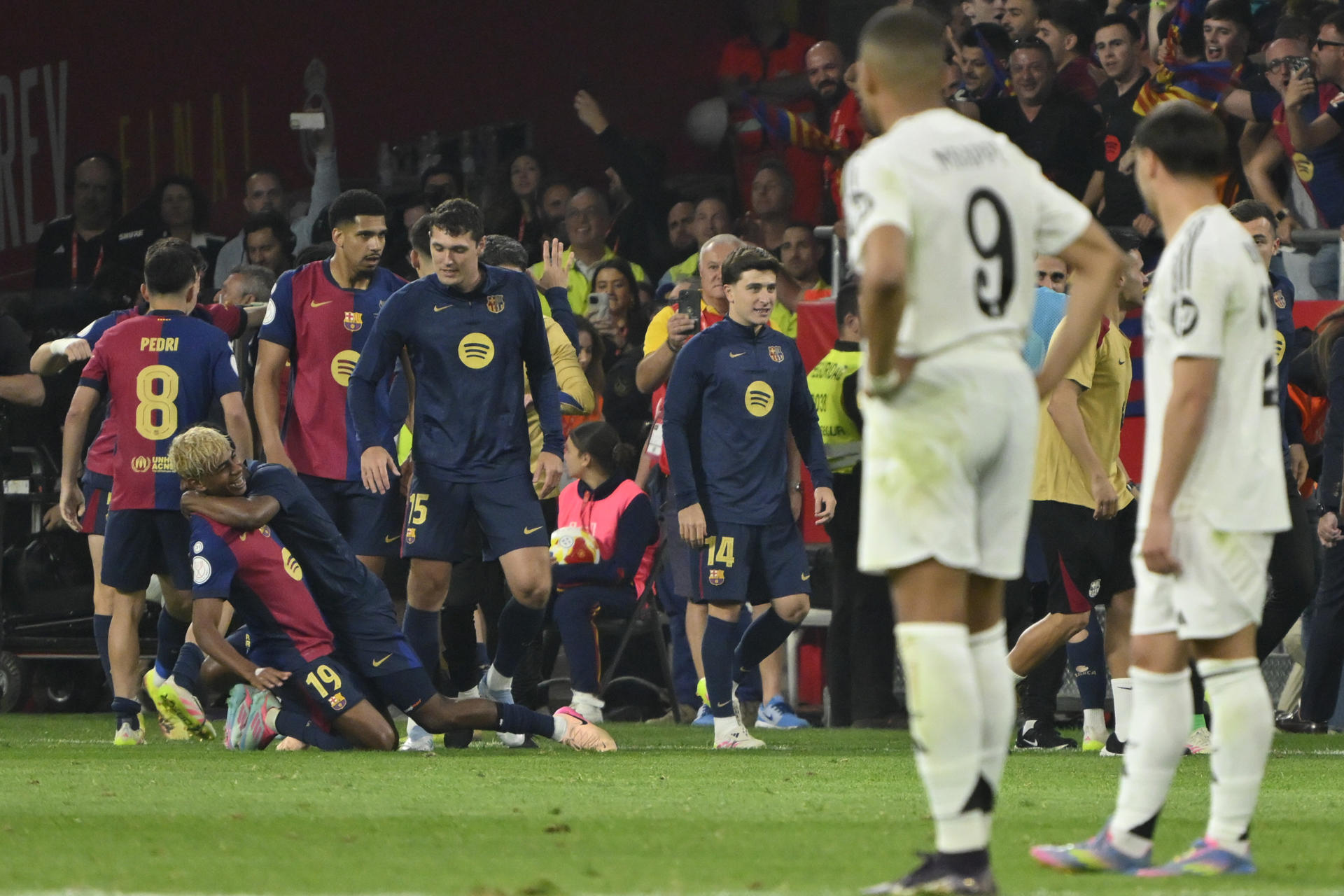 Los jugadores del Barcelona celebran el tercer gol de su equipo durante la final de la Copa del Rey que disputaron Real Madrid y FC Barcelona en el estadio de La Cartuja, en Sevilla. EFE/Raúl Caro