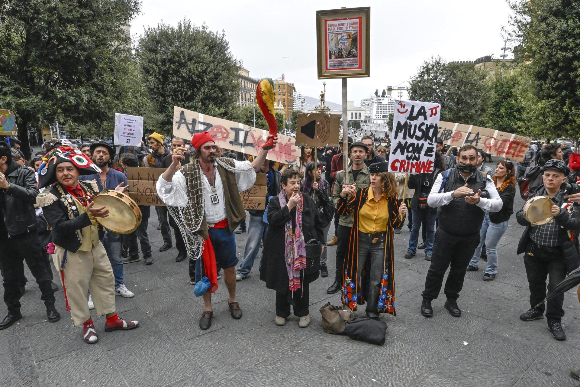 Los músicos y artistas callejeros protestan contra la regulación municipal que impone un límite máximo de decibelios y el uso de instrumentos de percusión, en Nápoles, Italia, 14 de abril de 2025. (Protestas, Italia, Nápoles) EFE/EPA/CIRO FUSCO