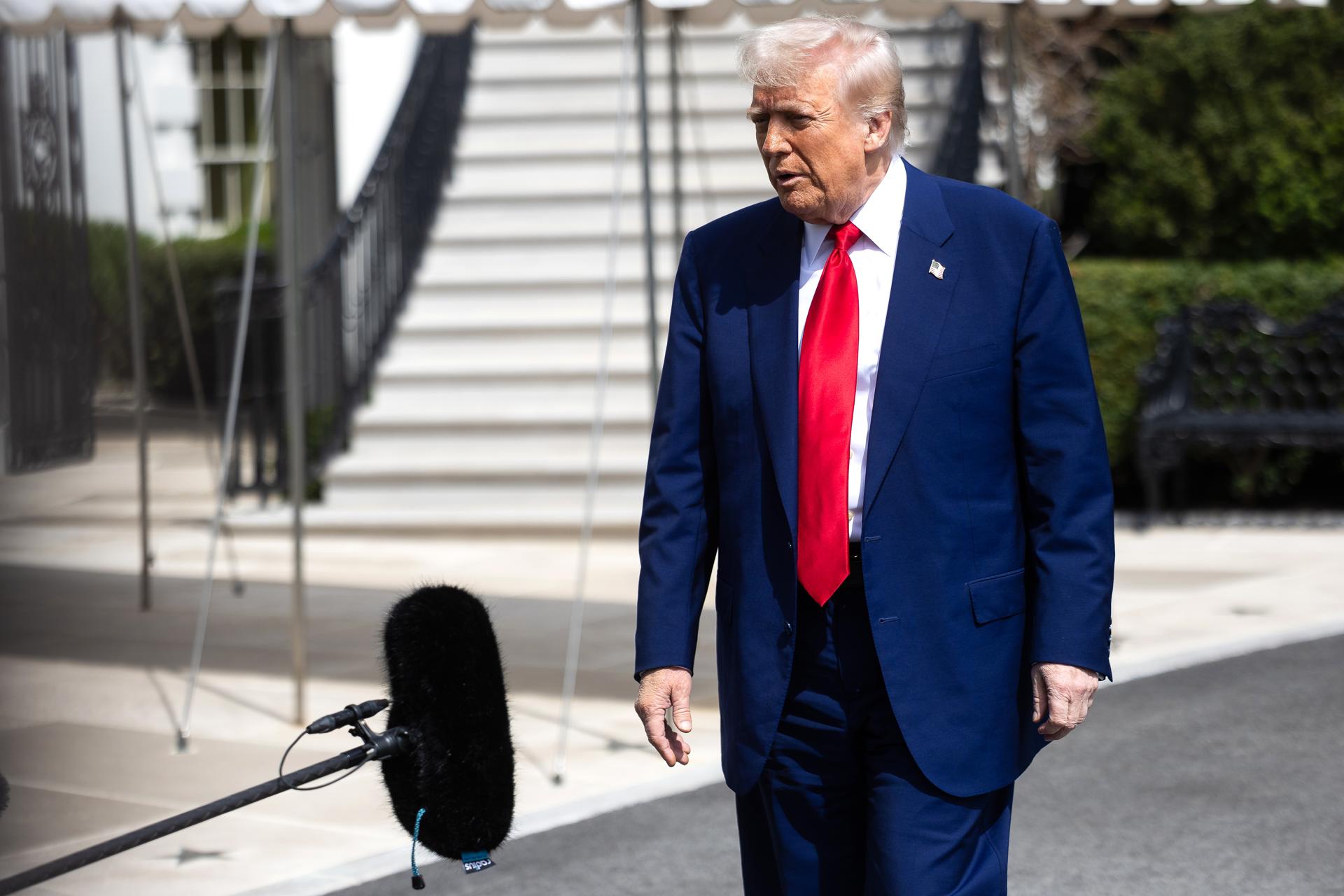 El presidente de EE.UU., Donald Trump, se detiene a hablar con reporteros al salir de la Casa Blanca, en Washington, DC, EE. UU., el 3 de abril de 2025. EFE/FRANCIS CHUNG / POOL