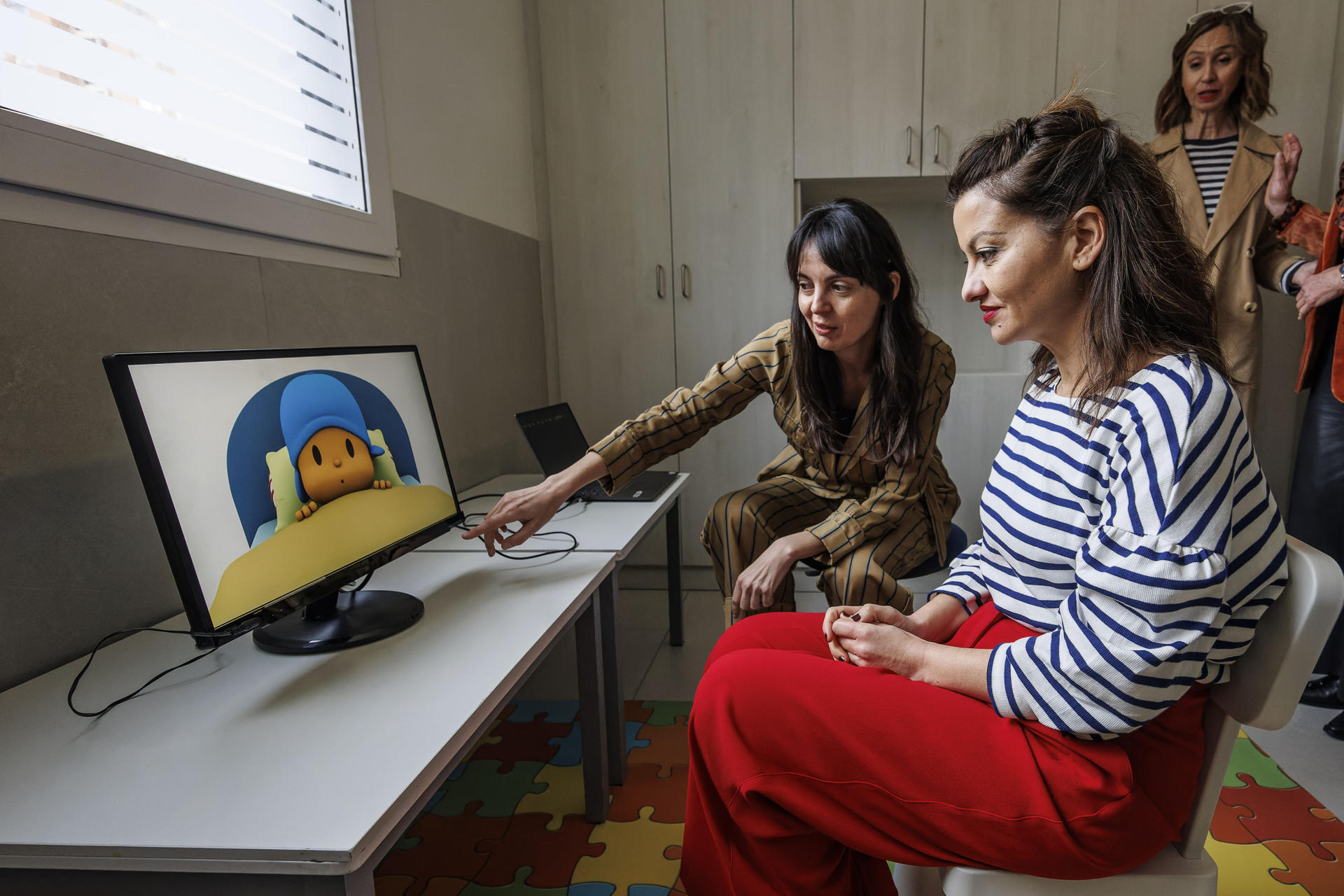 La ministra de Juventud e Infancia, Sira Rego, en la visita las instalaciones de Autismo Burgos, este jueves. EFE/Santi Otero