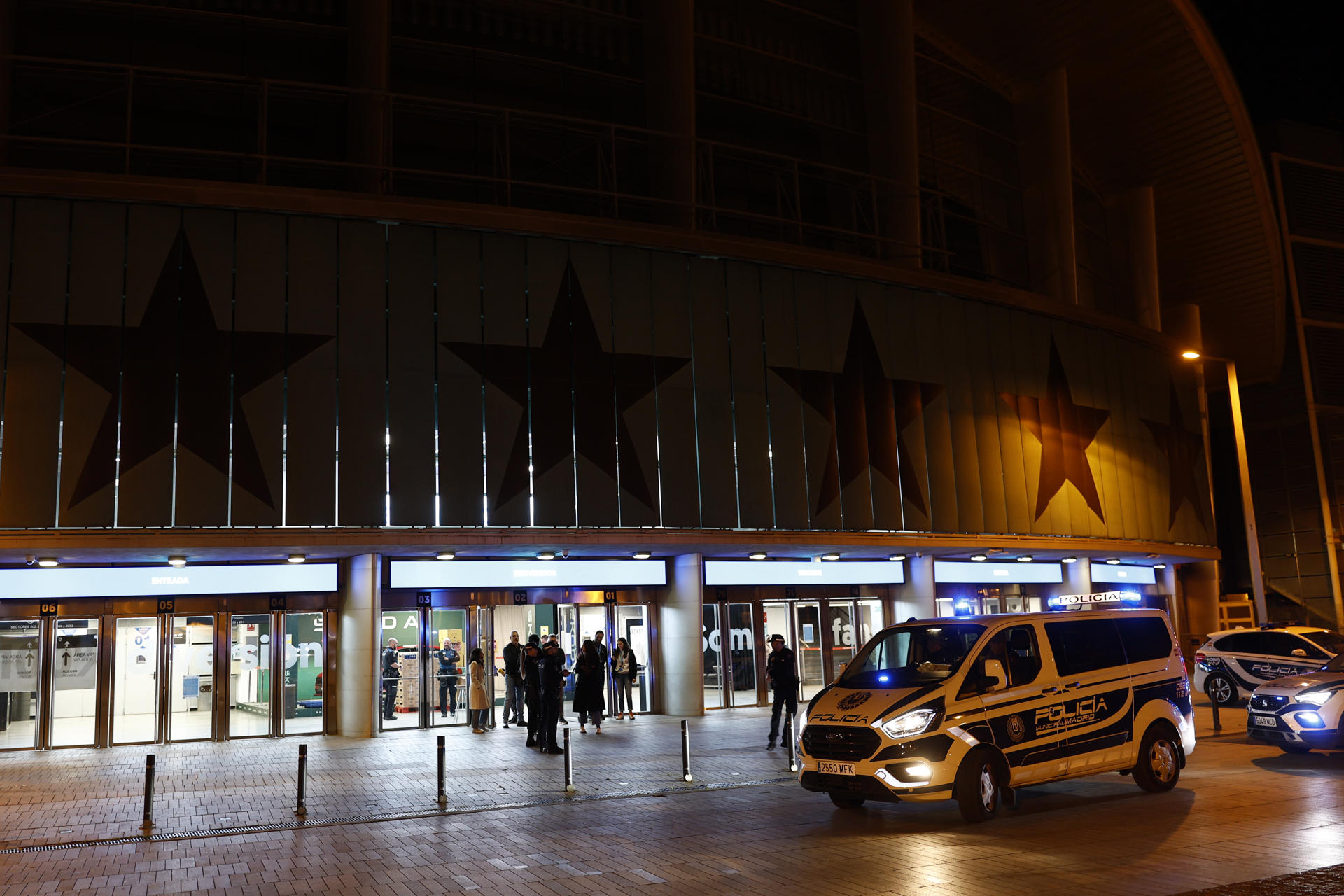 Exteriores del Movistar Arena donde un centenar de pasajeros pasaran la noche hasta que se reanude la circulación de trenes tras el apagón eléctrico que se ha producido hoy lunes en la Península Ibérica. EFE / Rodrigo Jiménez.