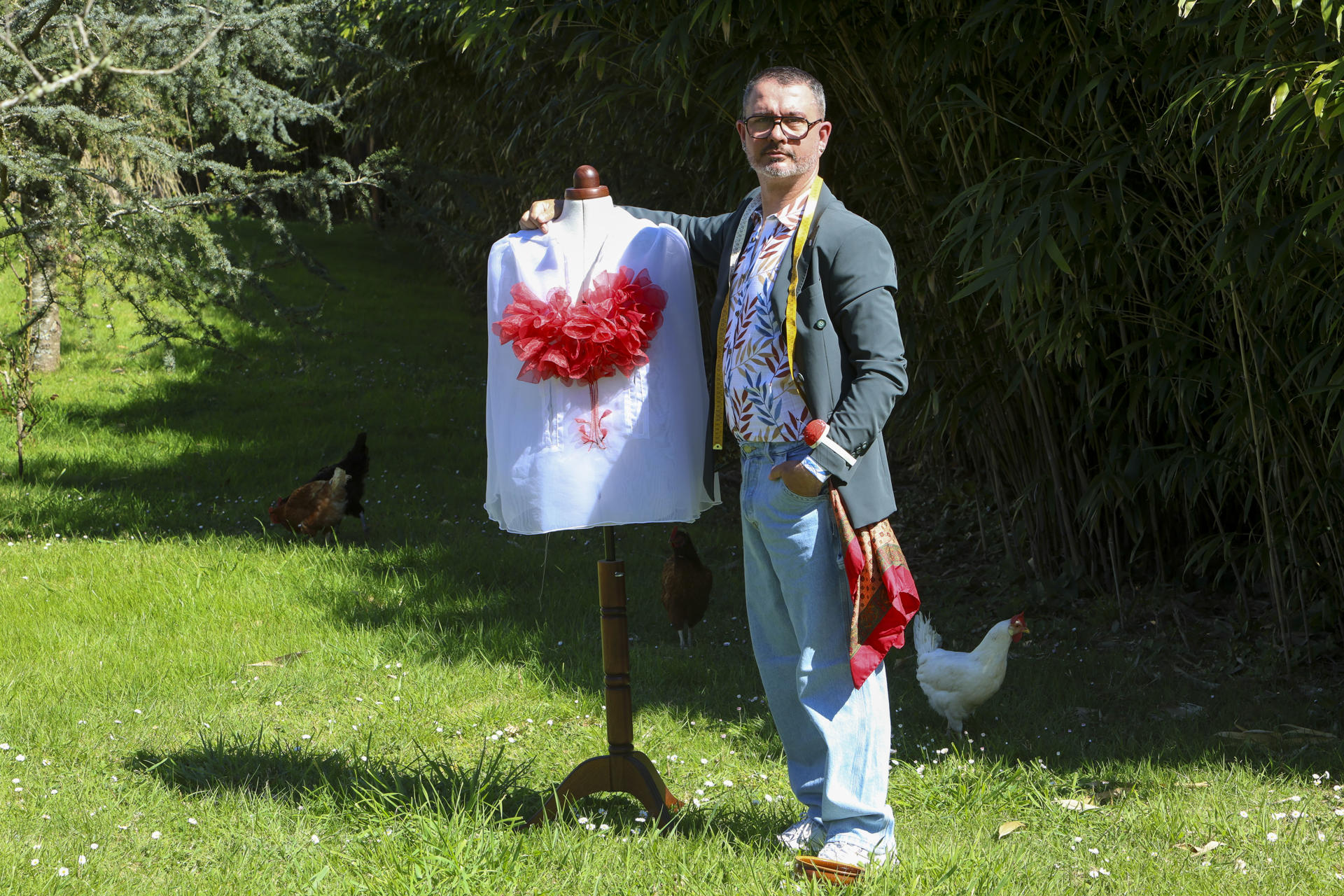 Álex Regueiro es un modista, pero no al uso, pues si bien hace trabajos de alta costura y tiene encargos de casas reales, su estudio está en Teo (A Coruña), un lugar donde también cría gallinas y vende huevos. "Mi plaza es el rural", dice a EFE. EFE/Xoán Rey