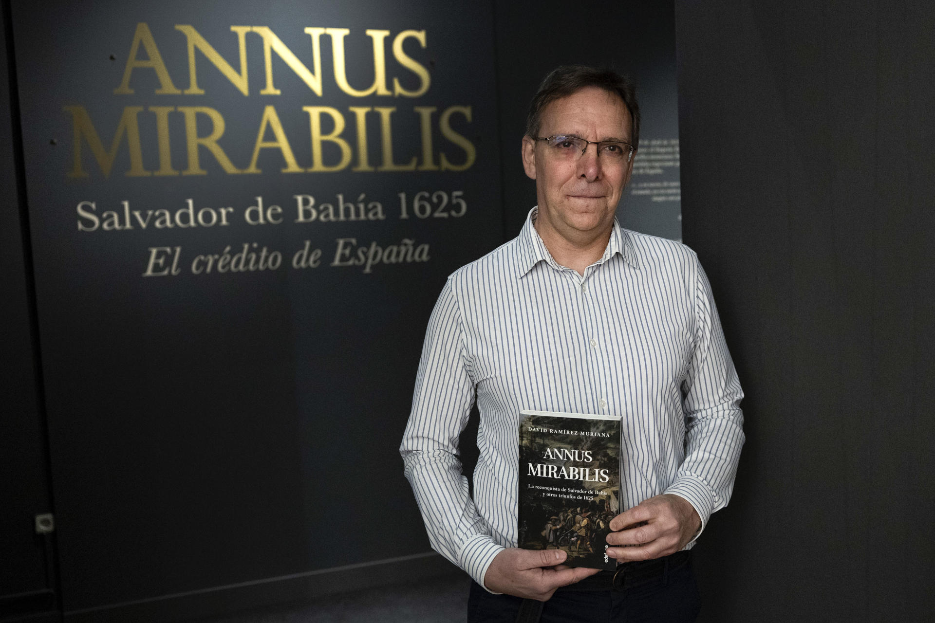 El especialista en Historia moderna David Ramírez, durante una entrevista con EFE en el Museo Naval de Madrid para hablar de su libro ''Annus mirabilis. La reconquista de Salvador de Bahía y otros triunfos de 1625' en el que Ramírez explica cómo aquella victoria fue "esencial", pues "era la capital del impero portugués" y la presencia holandesa "era un peligro enorme, no solamente para Portugal, sino para la América española". EFE/Chema Moya