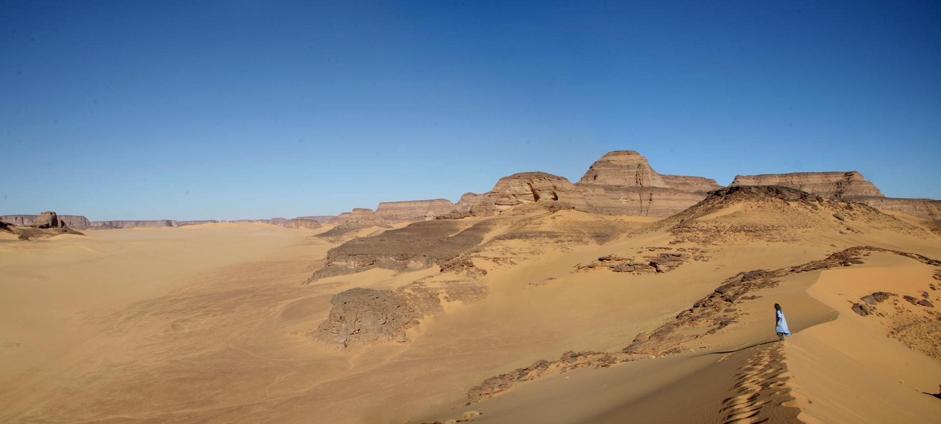 Vista desde el refugio rocoso de Takarkori, en el sur de Libia. Crédito: Misión arqueológica en el Sáhara, Universidad Sapienza de Roma