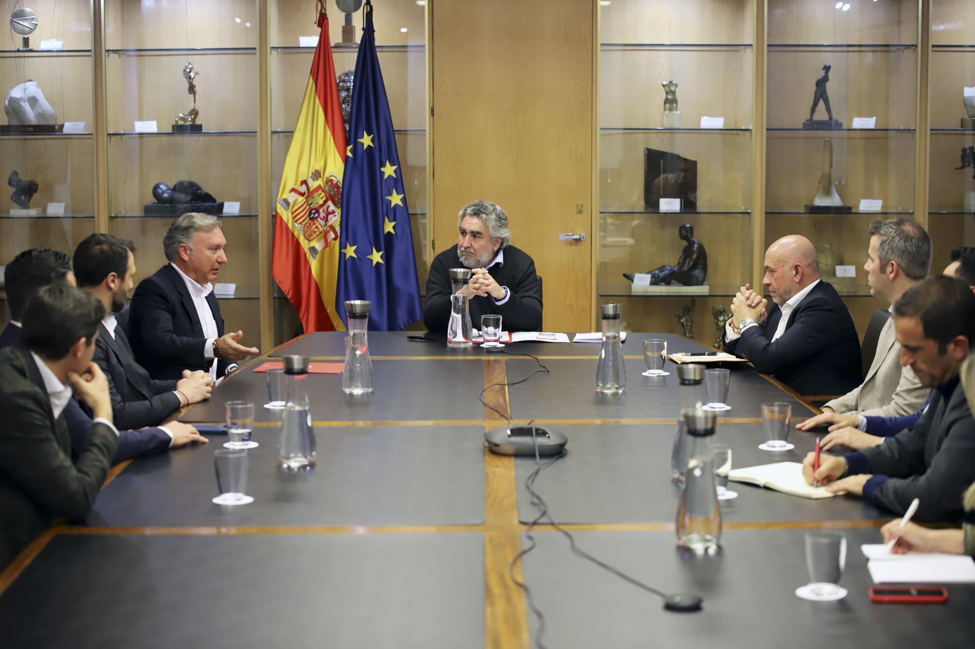 El presidente del Consejo Superior de Deportes (CSD), José Manuel Rodríguez Uribes (c), se ha reunido este miércoles con el presidente del Comité Técnico de Árbitros, Luis Medina Cantalejo (i), en la sede del Consejo Superior de Deportes, en Madrid. EFE / PRENSA CSD.