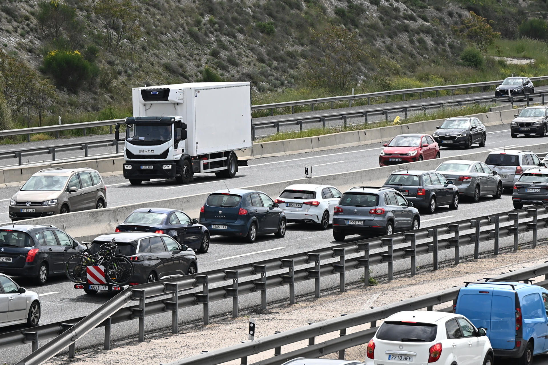 Vista de la salida de Madrid por la A3 a la altura de Rivas Vaciamadrid, en Madrid, este miércoles, a pocas horas de comenzar la operación especial de tráfico con motivo del puente del 1 de mayo.- EFE/ Fernando Villar
