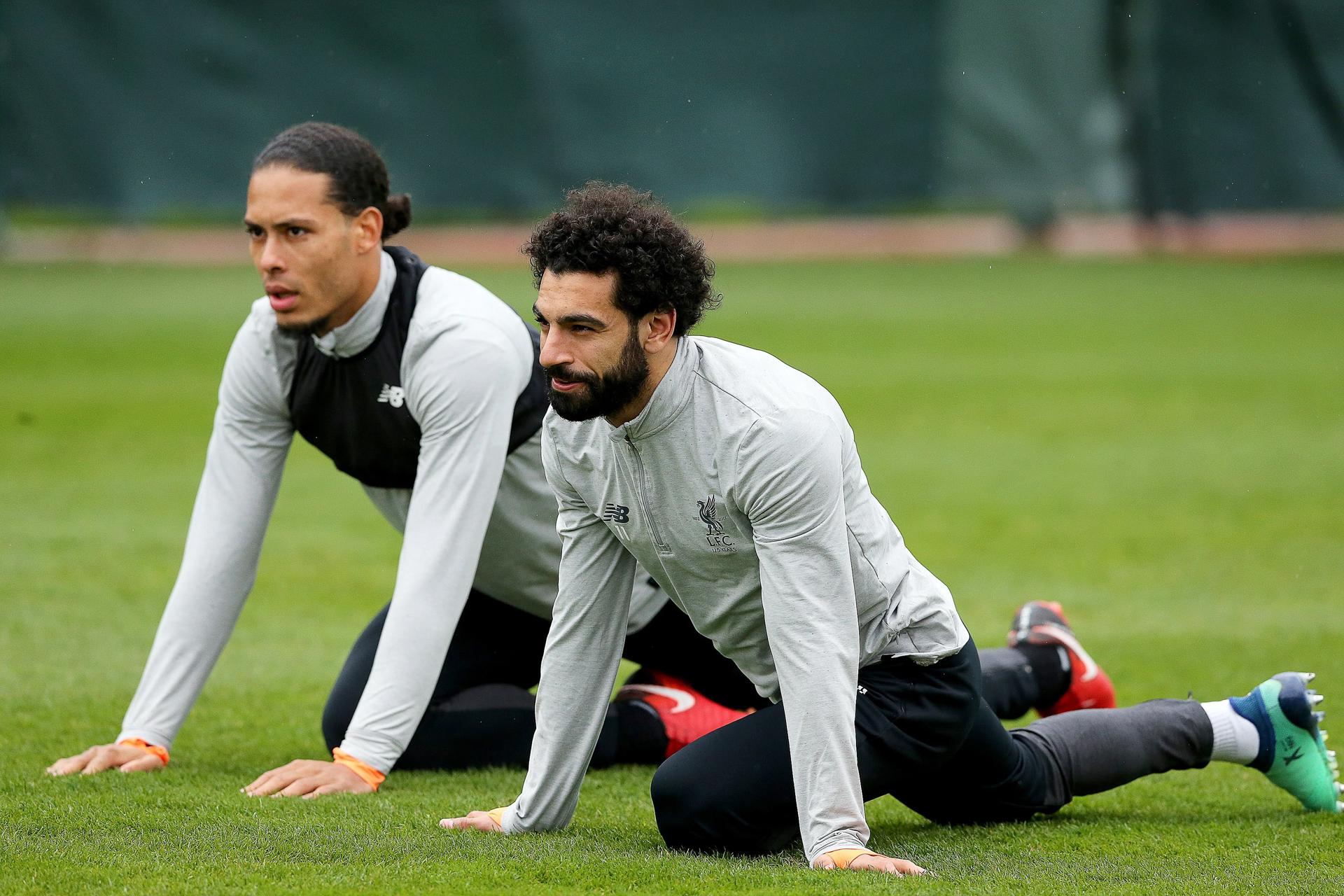 Los jugadores del Liverpool Virgil van Dijk (izda) y Mohamed Salah en foto de archivo de Nigel Roddis. EFE